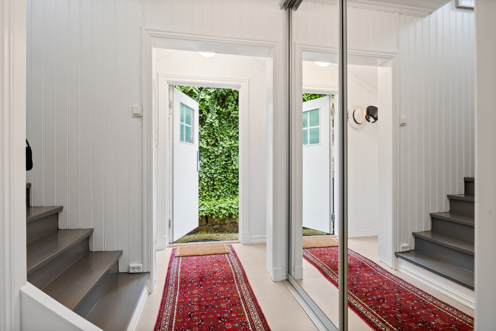 Entre med plass til yttertøy og sko i skyvedørs garderobe Galleribilde