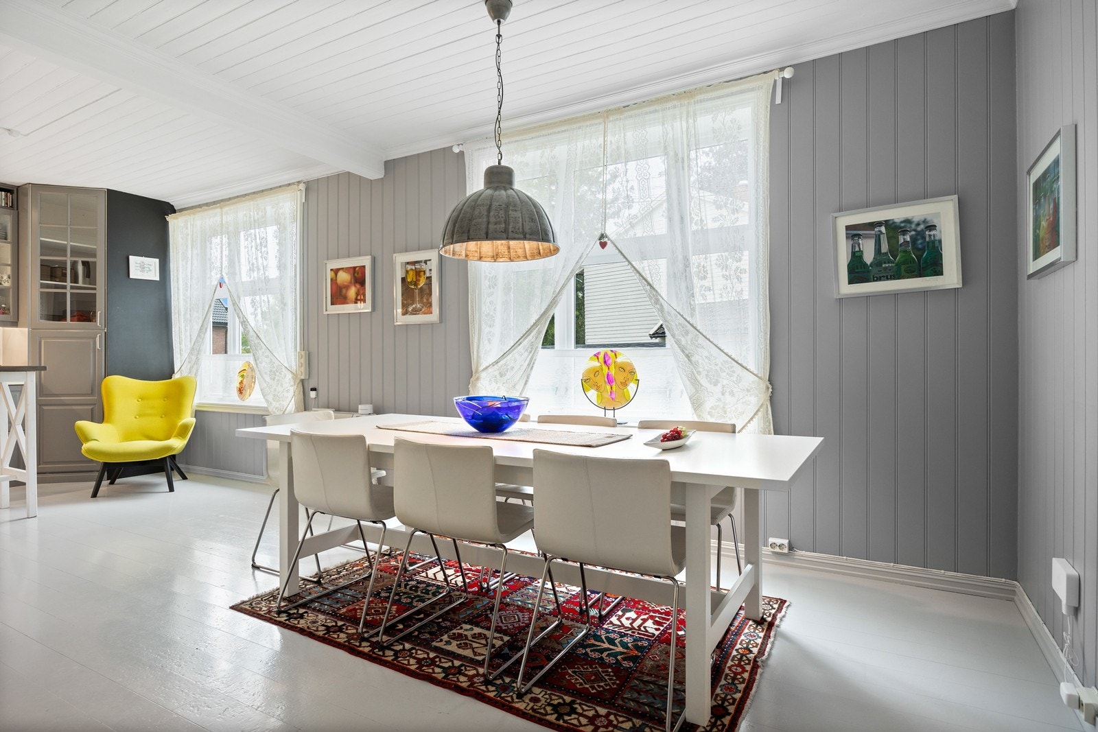 Spisestue med åpen løsning til kjøkken - en sosial og lys sone Galleribilde