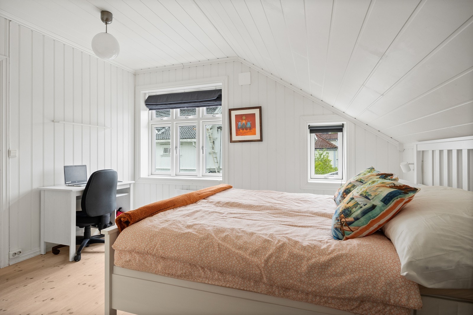 Eneboligen har totalt tre soverom fordelt på to etasjer Galleribilde