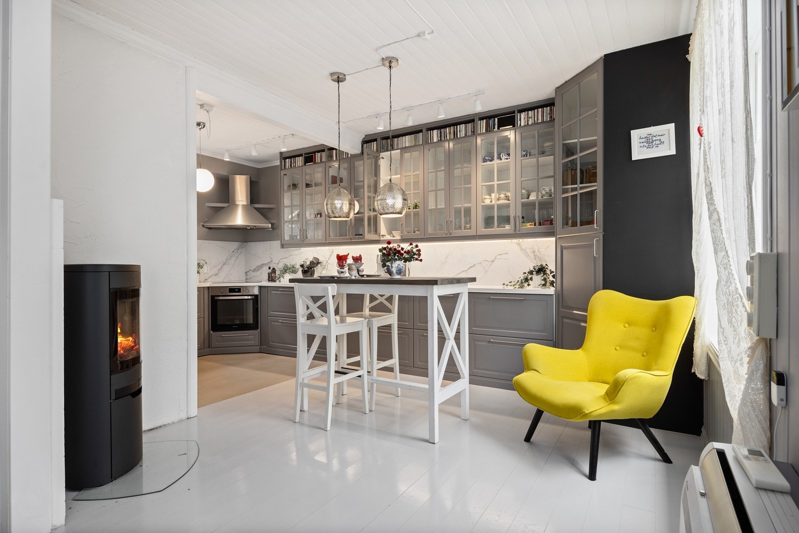 Delikat kjøkken fra 2018 med profilerte fronter Galleribilde