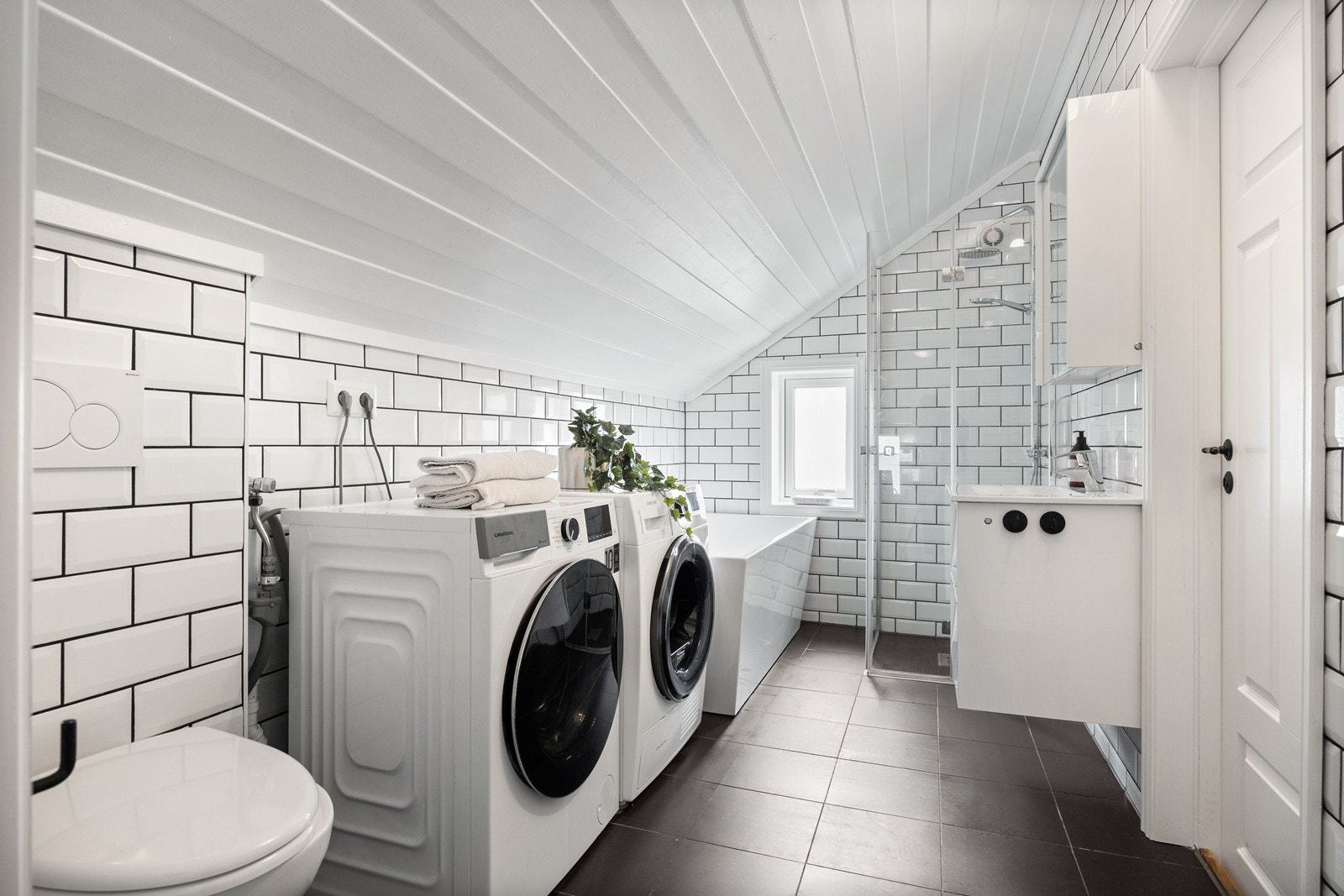 Bad i 2. etasje med både badekar og dusj - pusset opp i 2018 Galleribilde