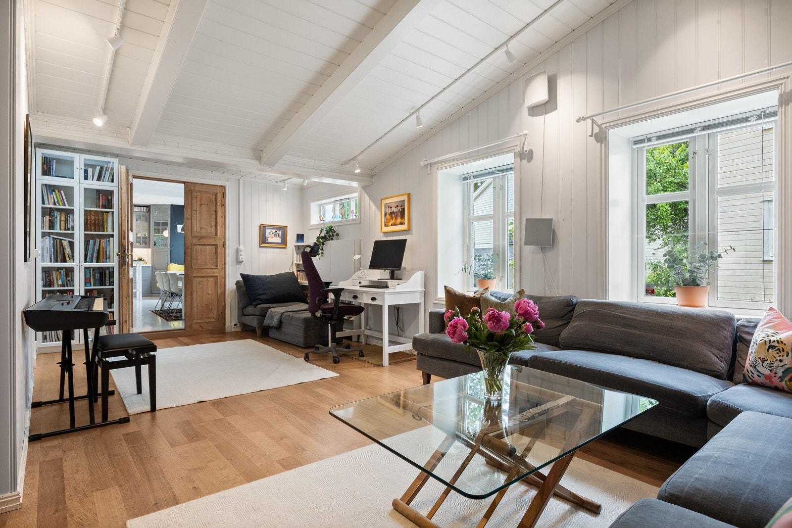 Deler av stuen har ekstra god takhøyde, noe som skaper en god og luftig romfølelse Galleribilde