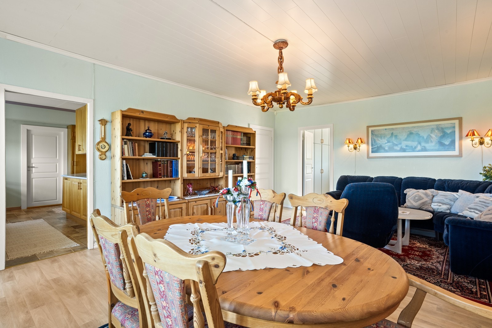 God plass til spisebord og annet møblement Galleribilde