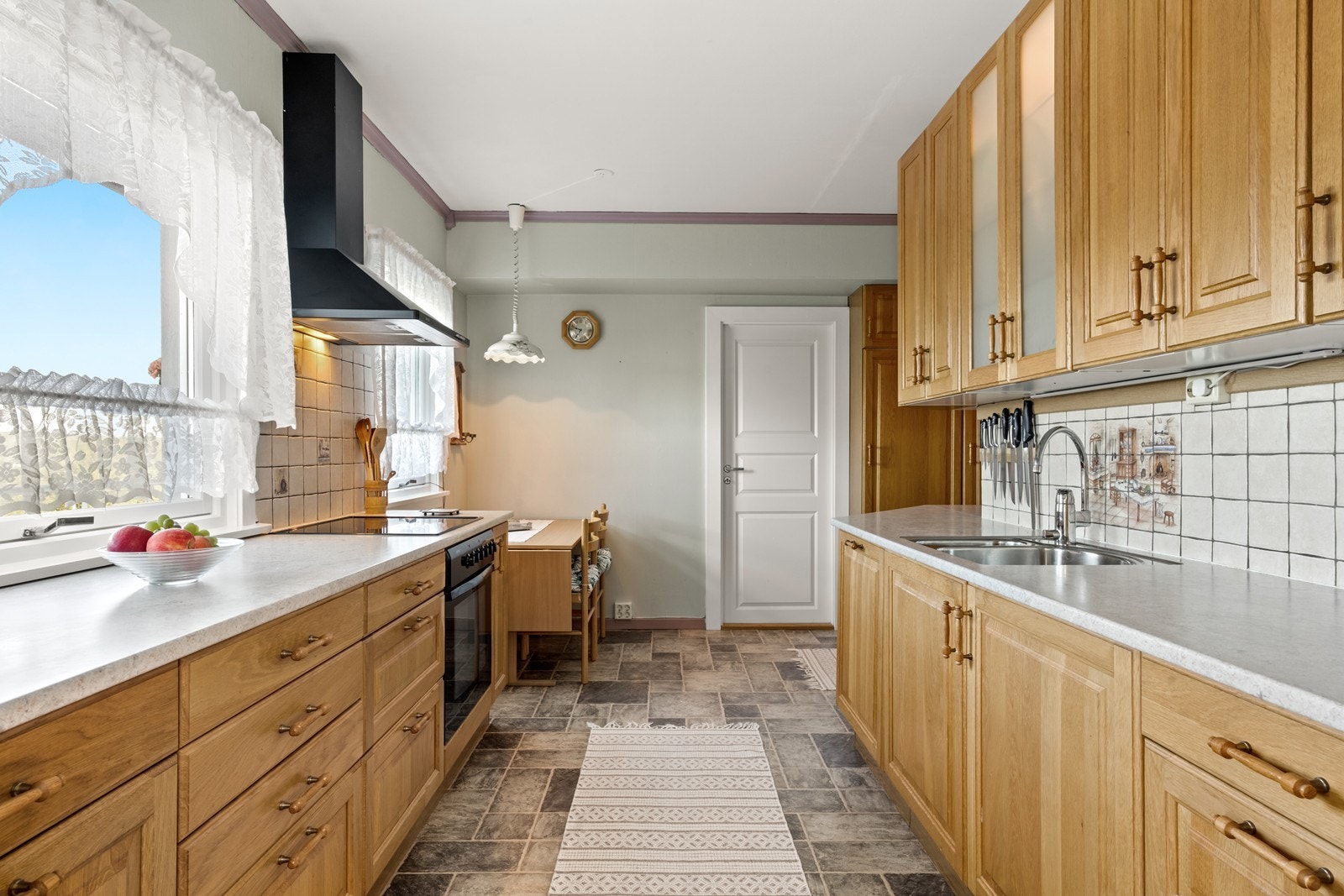 Kjøkkeninnredning fra 2005. Kjøkkenet har profilerte fronter og laminat benkeplate. Galleribilde