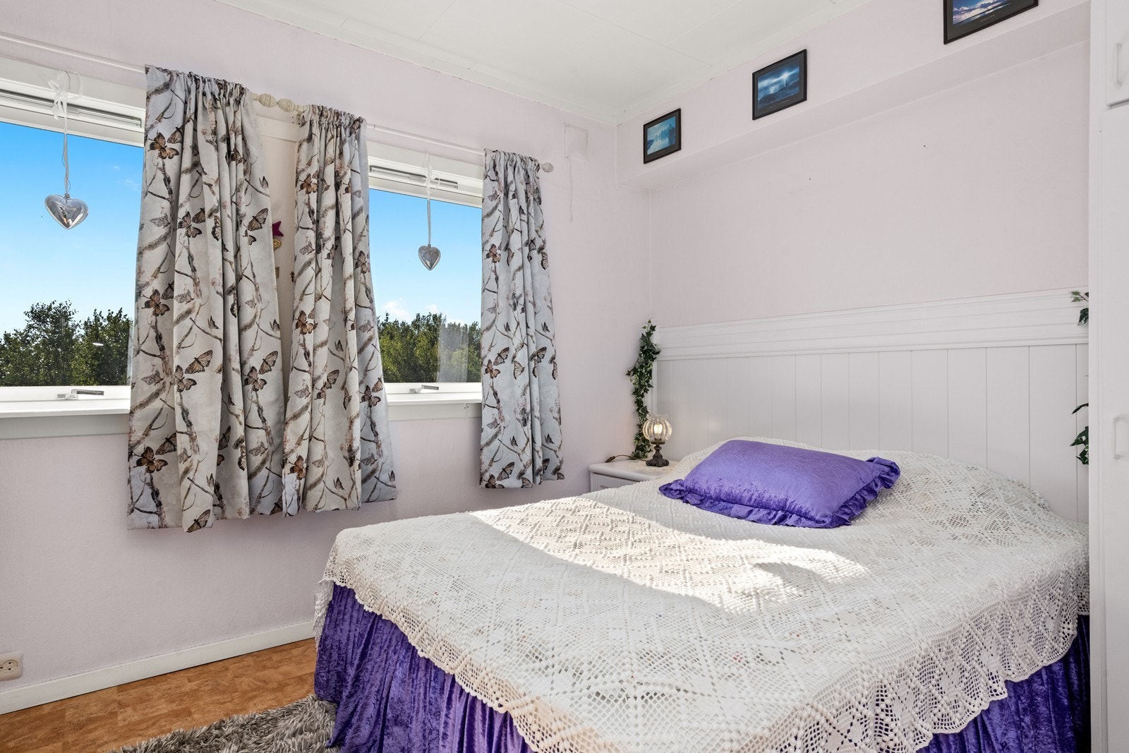 Romslig hovedsoverom med plass til dobbeltseng og garderobeløsning. Galleribilde