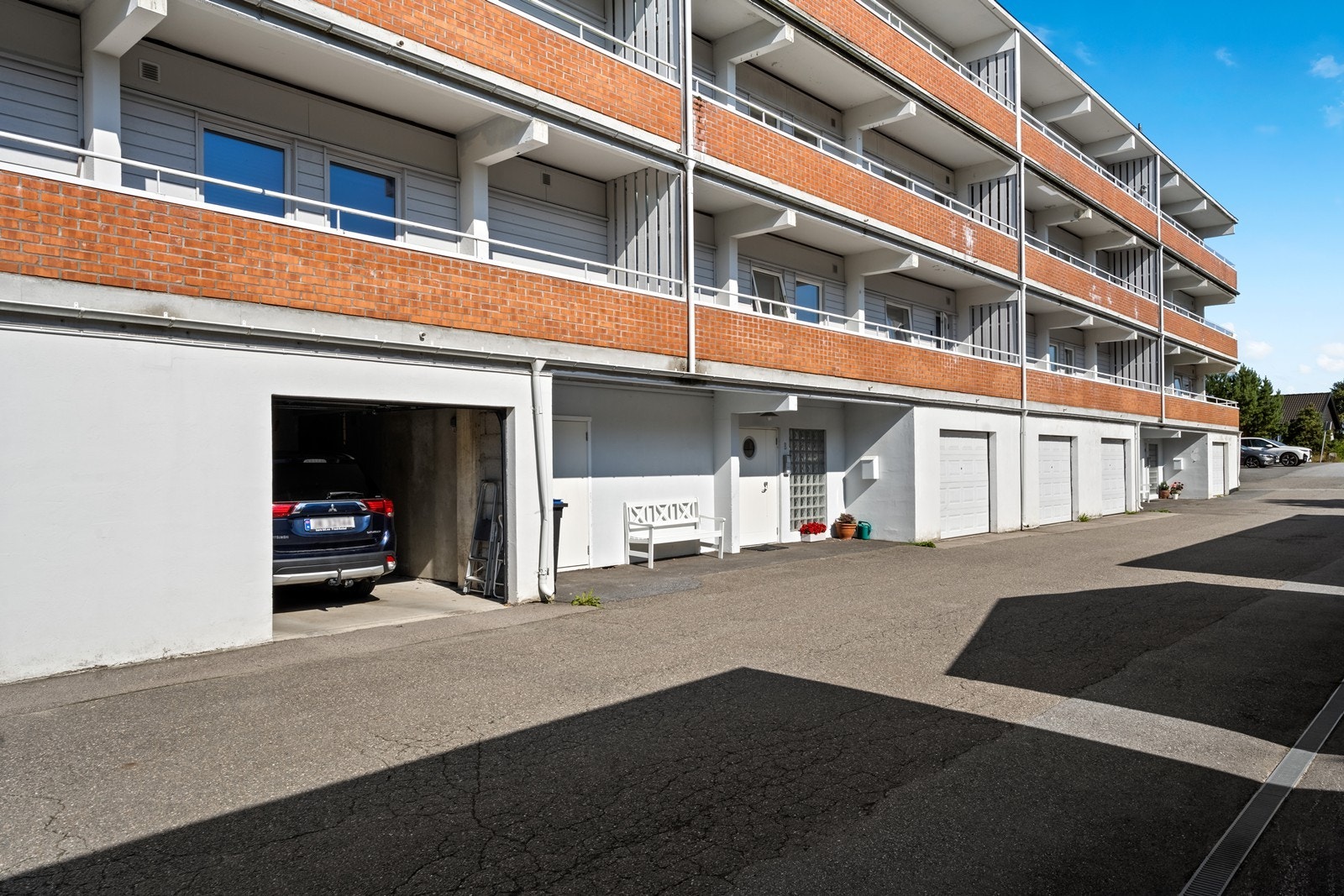 Medfølger en enkel garasjeplass med leiligheten Galleribilde