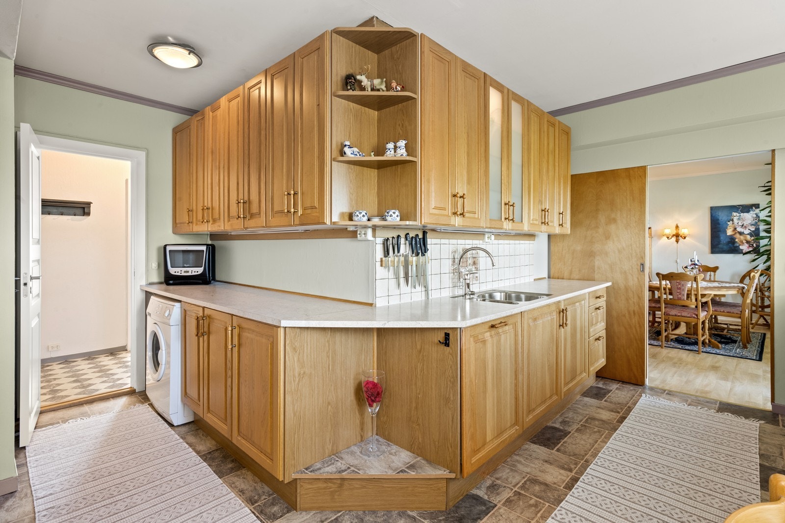 Kjøkkenet har rikelig med oppbevaringsplass i overskap og underskap Galleribilde