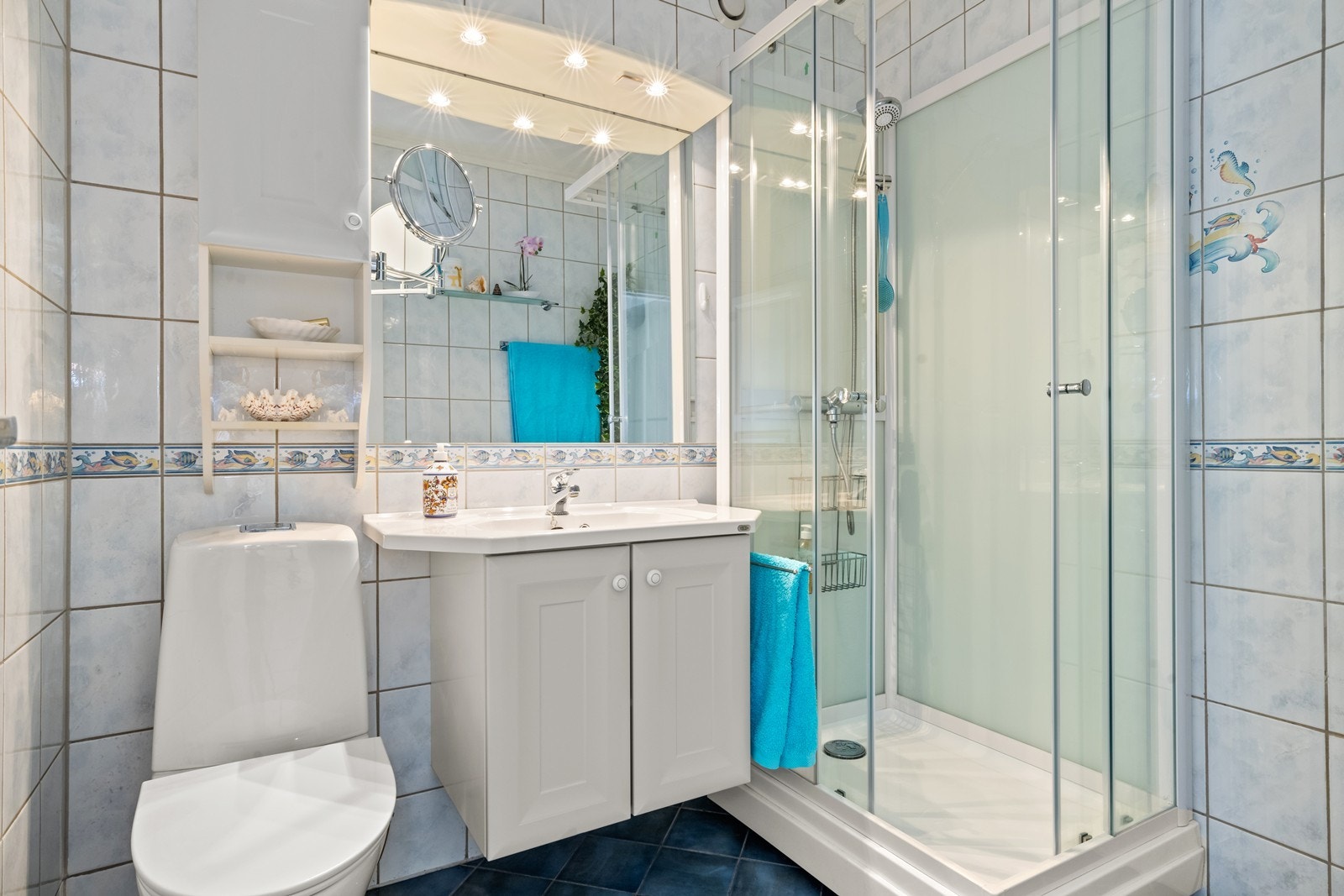 Flislagt bad med nyere dusjkabinett Galleribilde