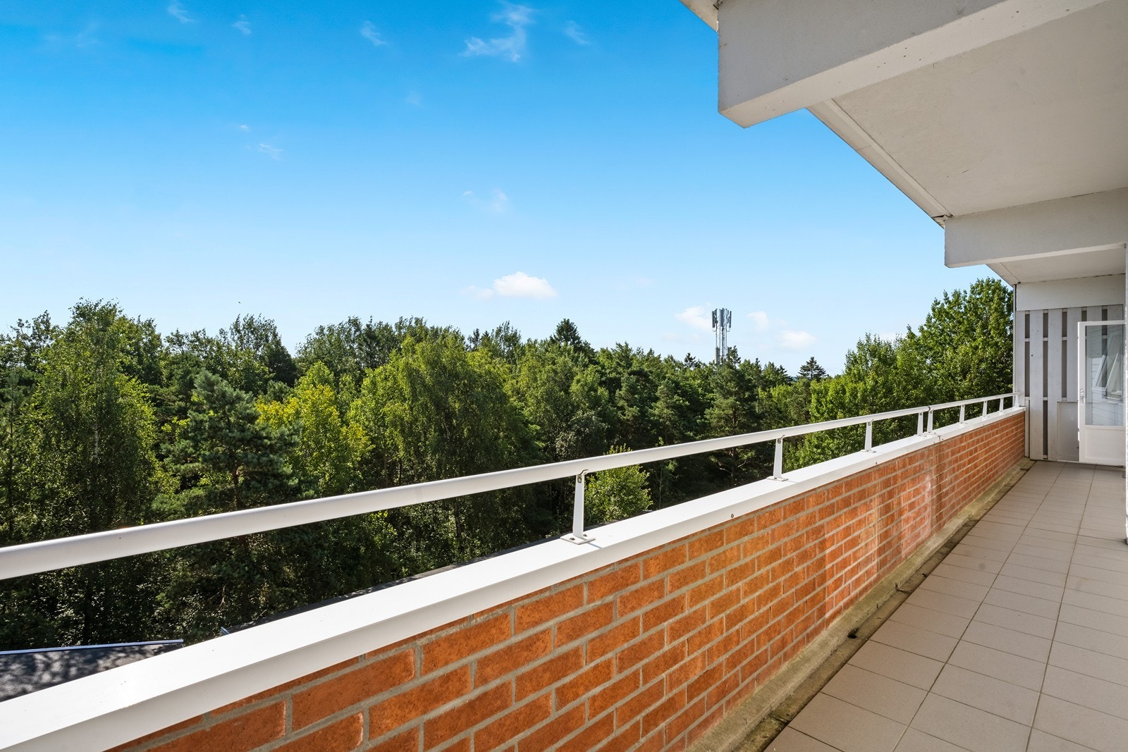 Balkong fra soverom nr 2 er østvendt og rikelig med morgensol Galleribilde