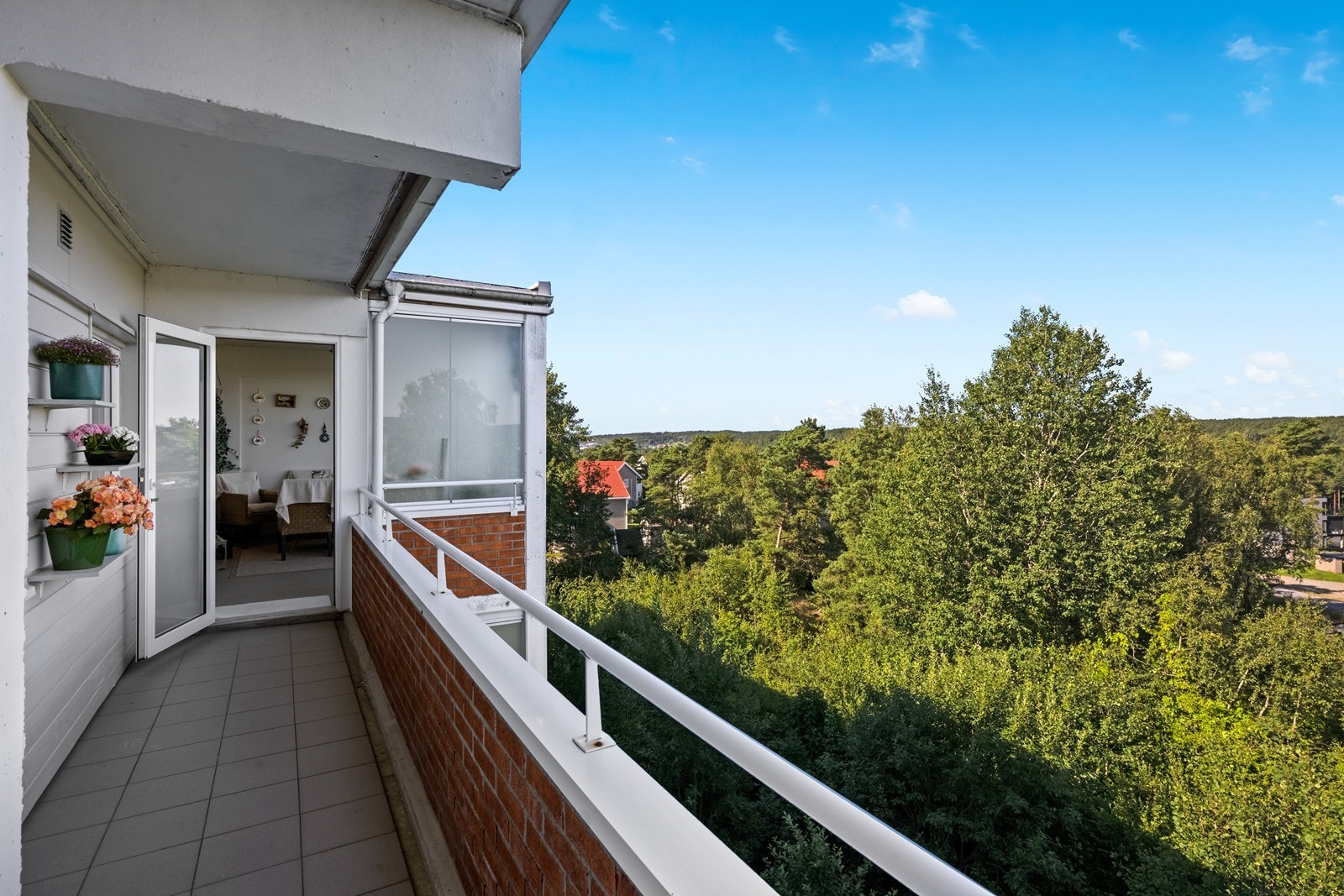 Balkongen er vestvendt med gode solforhold Galleribilde