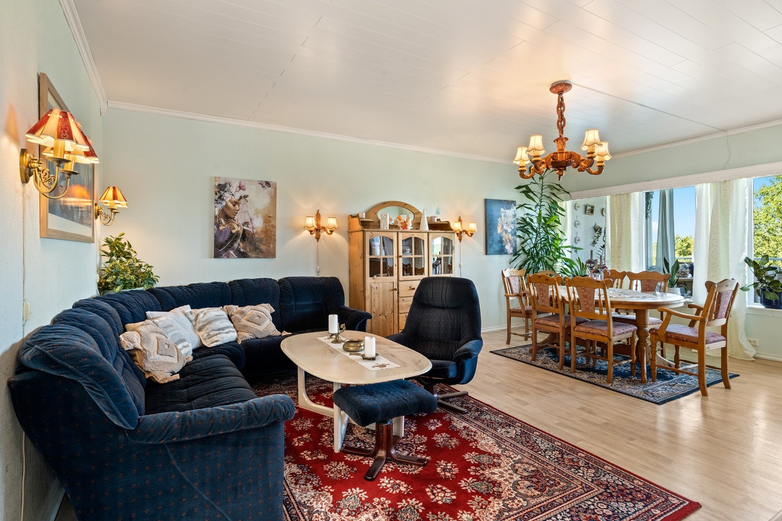 Lys og romslig stue med store vindusflater som gir rikelig med naturlig lys og en luftig romfølelse. Fotograf: FOTOetcetera Galleribilde