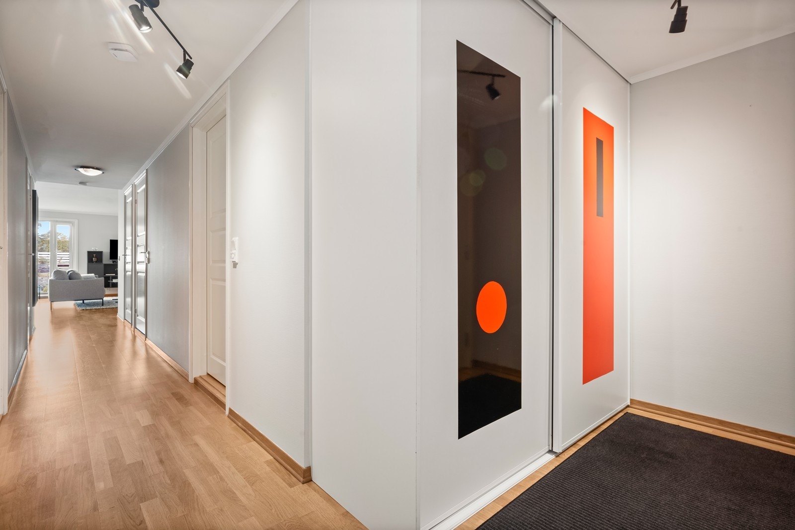 Romslig entré/gang med skyvedørsgarderobe Galleribilde