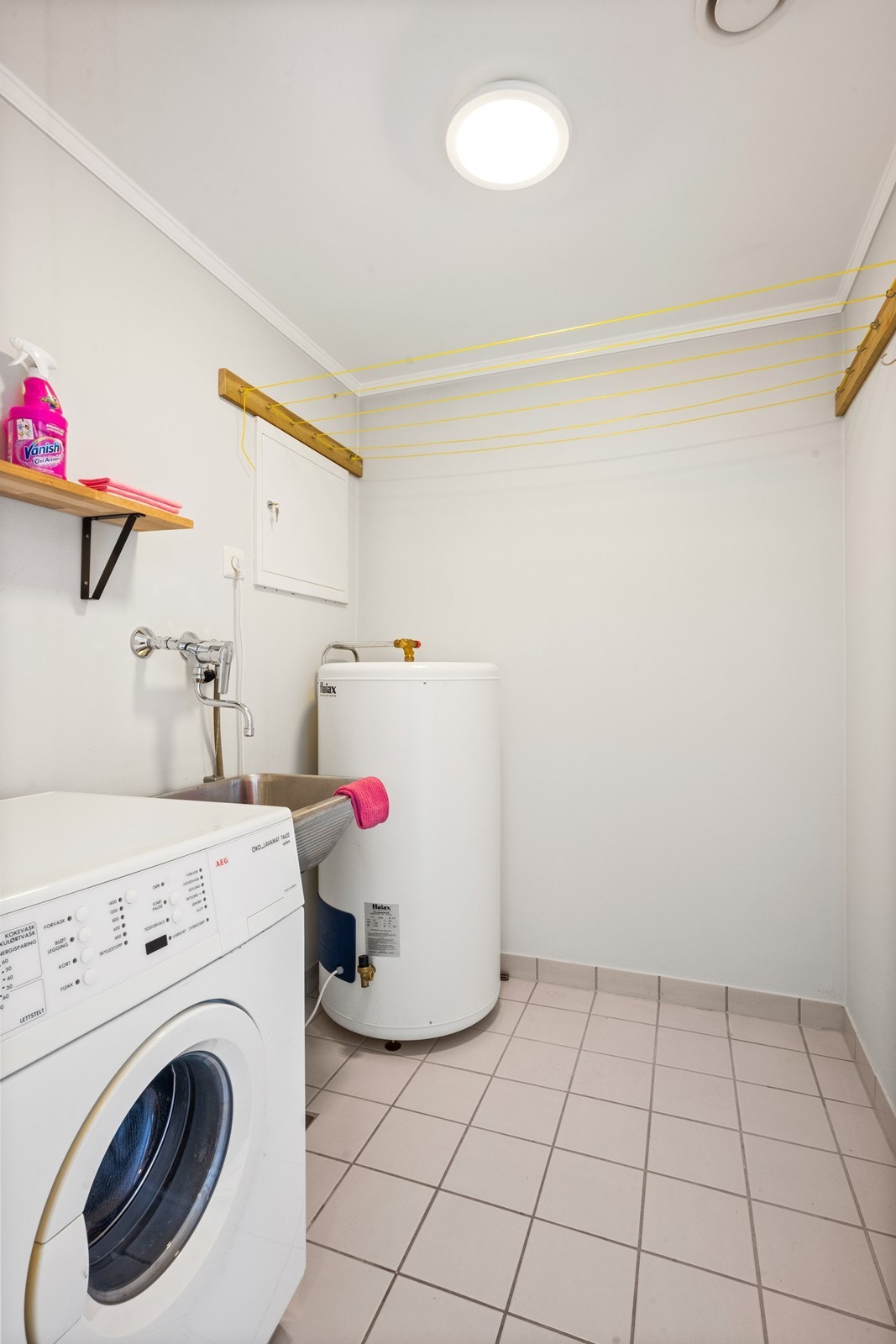 Praktisk vaskerom med opplegg for vaskemaskin Galleribilde