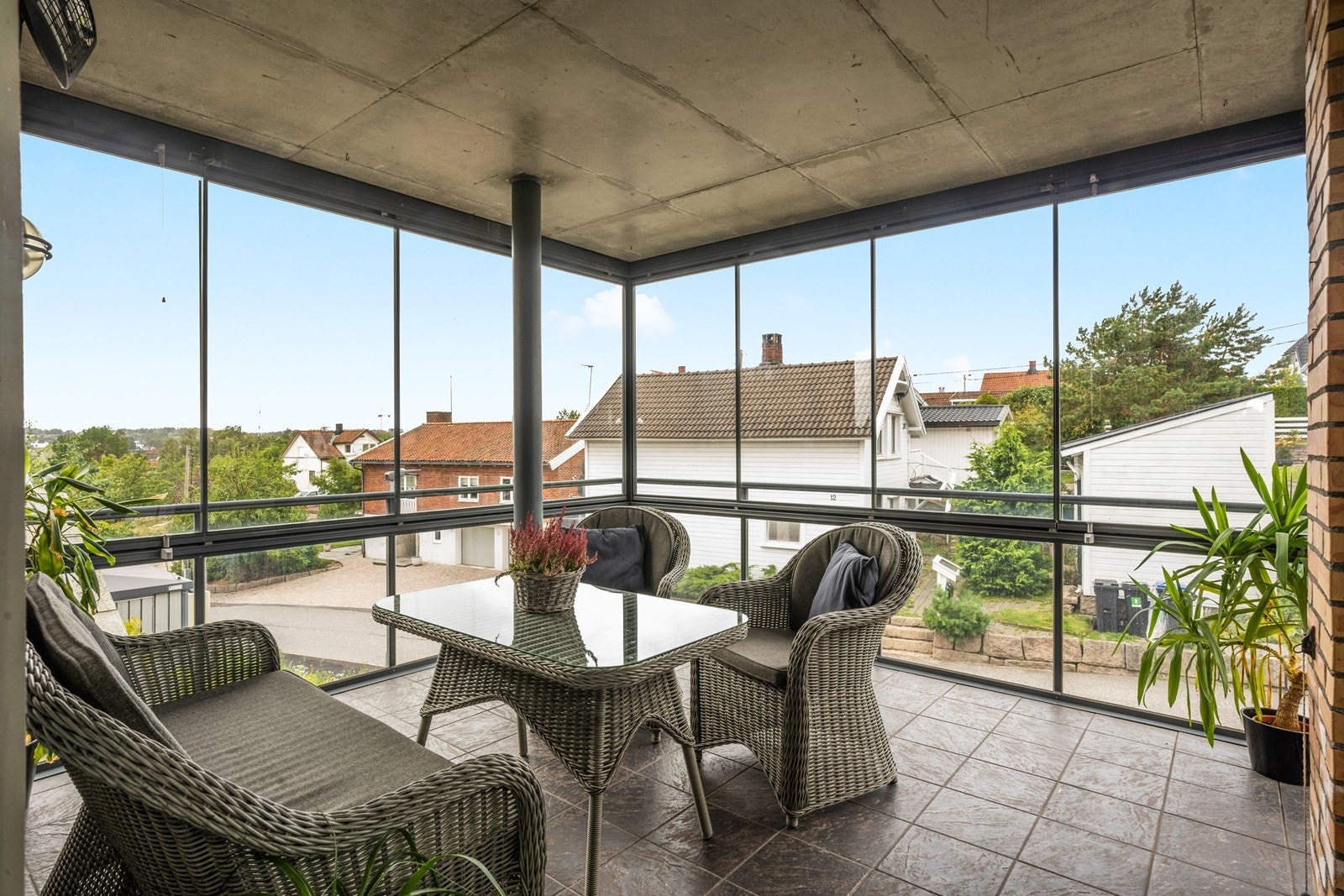 Innglasset balkong på 13 kvm med mange bruksmuligheter Galleribilde