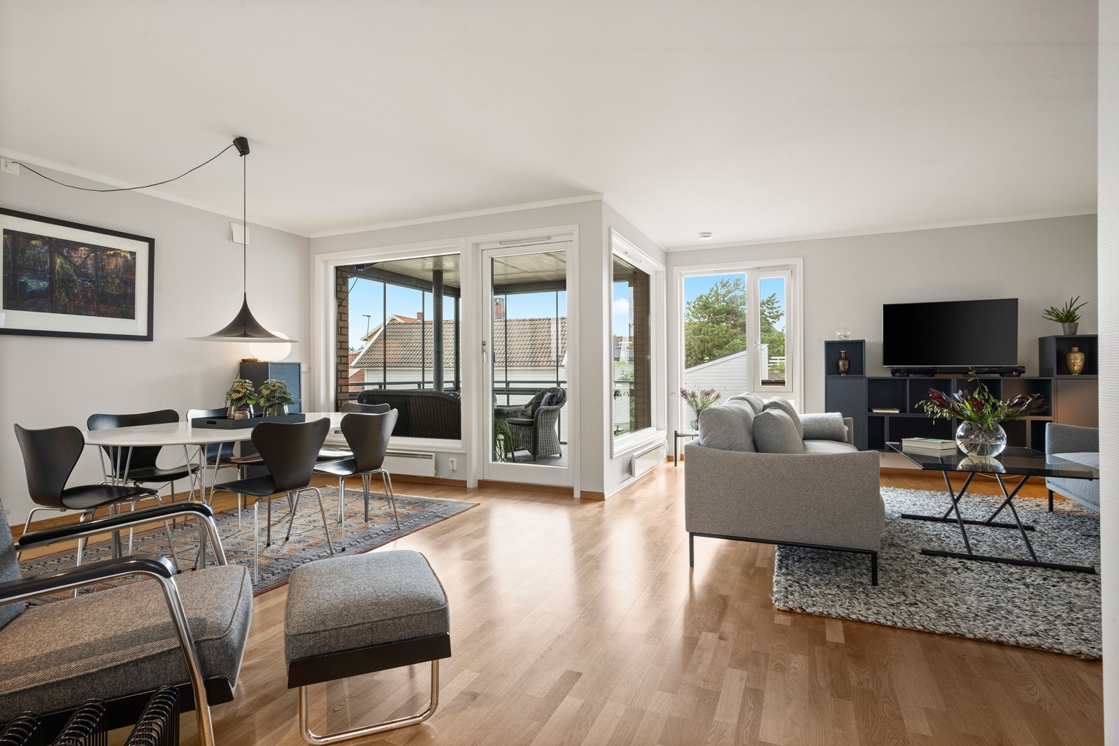 Leiligheten ligger i byggets 1. etasje, men høyt hevet over garasjeanlegget på siden for stue og balkong Galleribilde