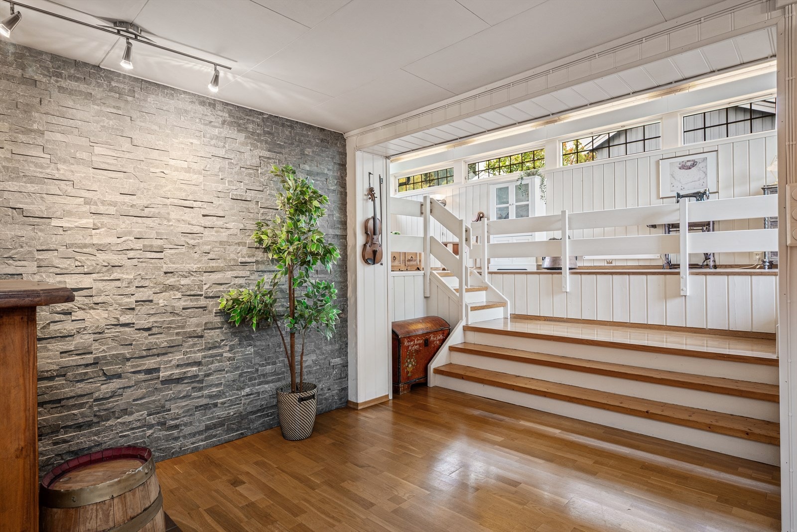 Bildet er fra underetasjen og viser trapp opp mot stua. Galleribilde