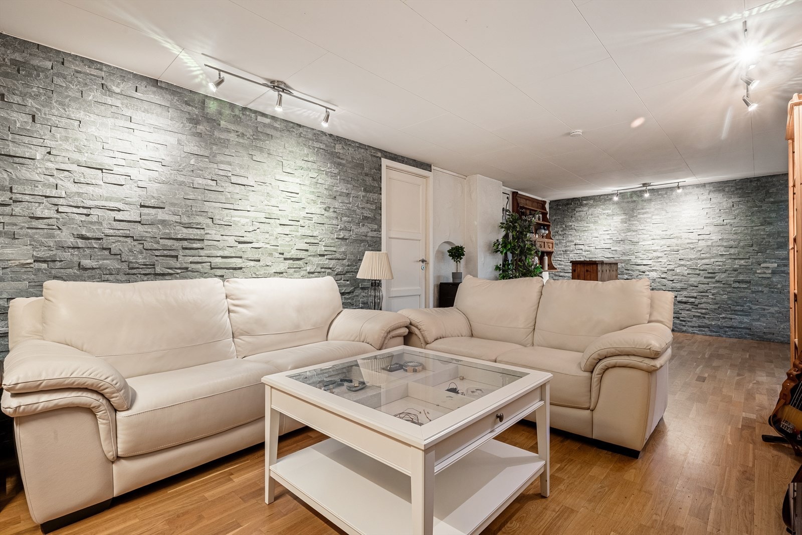 Rom benyttet som stue i underetasjen. Romslig størrelse og praktisk plassert like ved trapp til hovedstua. Galleribilde