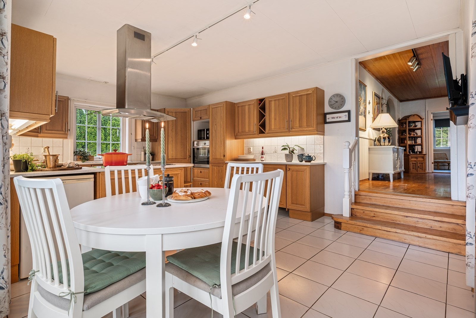 Svært romslig kjøkken med plass til spisesbord. Galleribilde