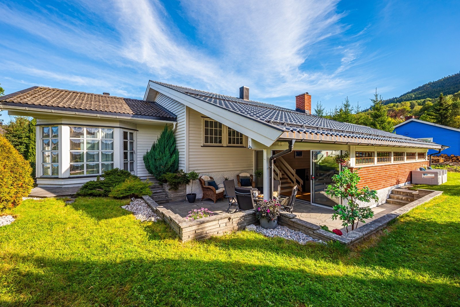 Velkommen til Rosenvikveien 12! Stor og innholdsrik bolig med spennende planløsning. Svært sentrumsnært, men likevel tilbaketrukket. Galleribilde