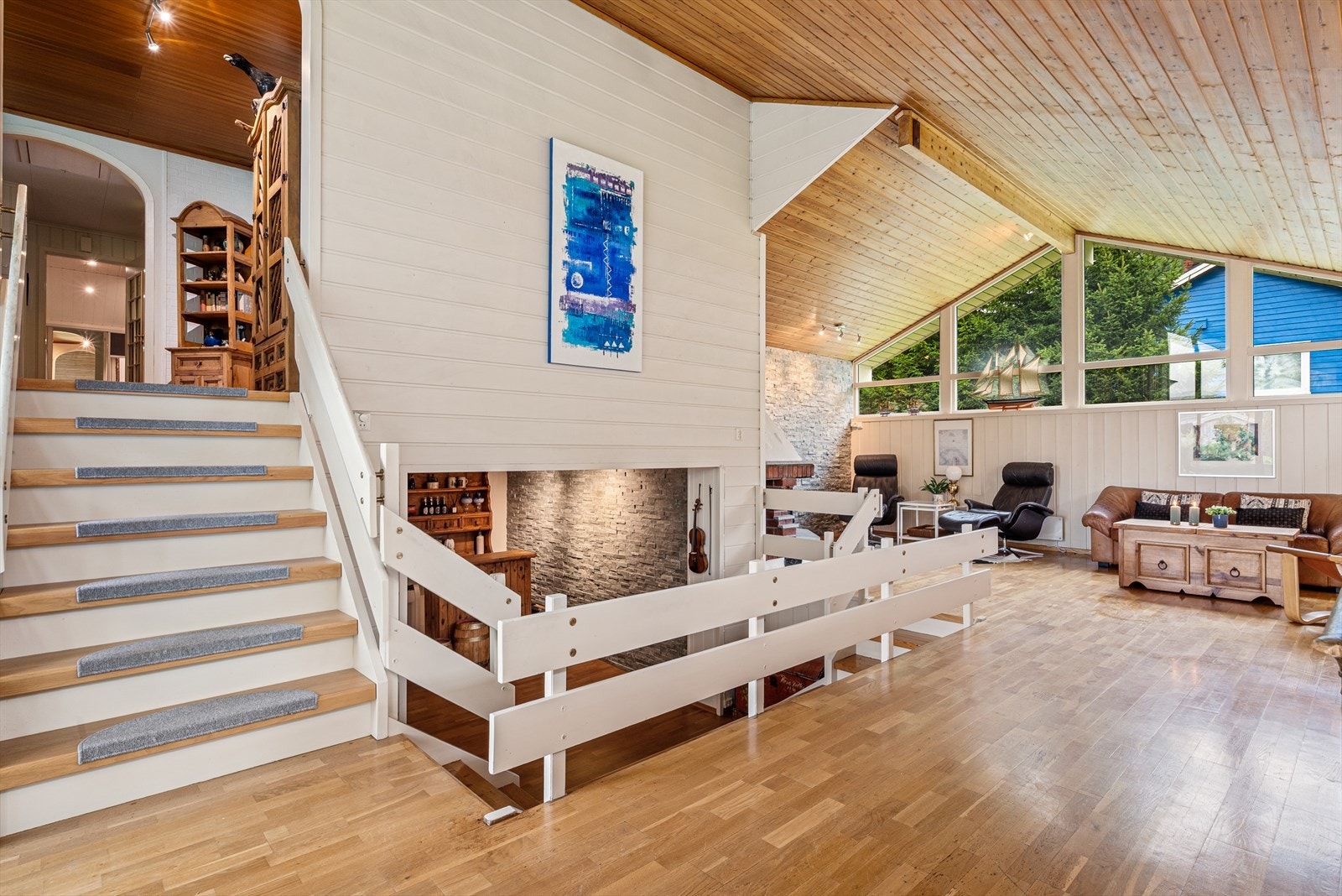 Fra hovedstuen er det trapp opp til spisestuen og trapp ned til underetasjen. Galleribilde