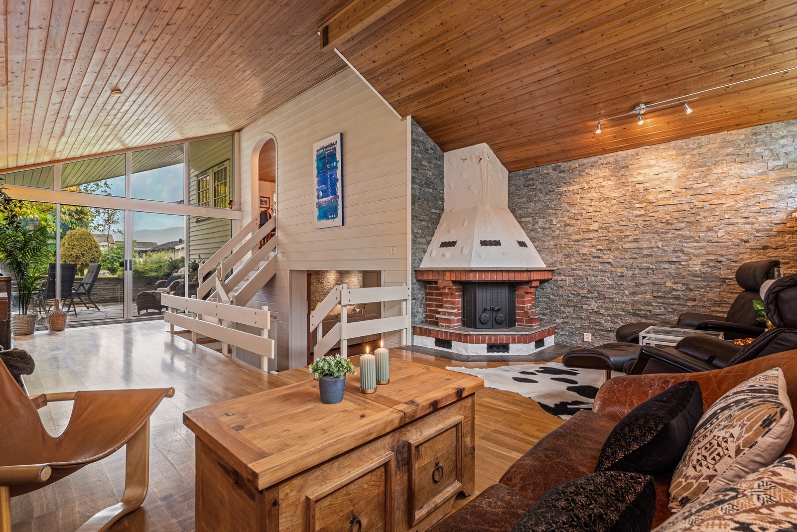 Hovedstuen har god takhøyde og godt med lysinnslipp. Galleribilde