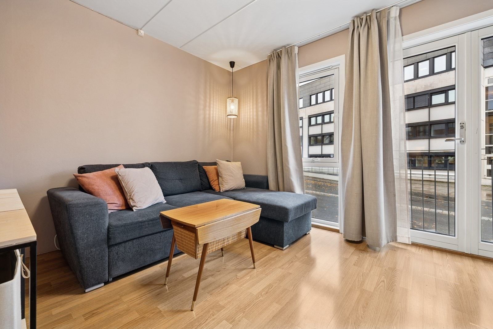 Her er det flere store vindusflater som slipper inn mye naturlig lys inn i rommet. Galleribilde