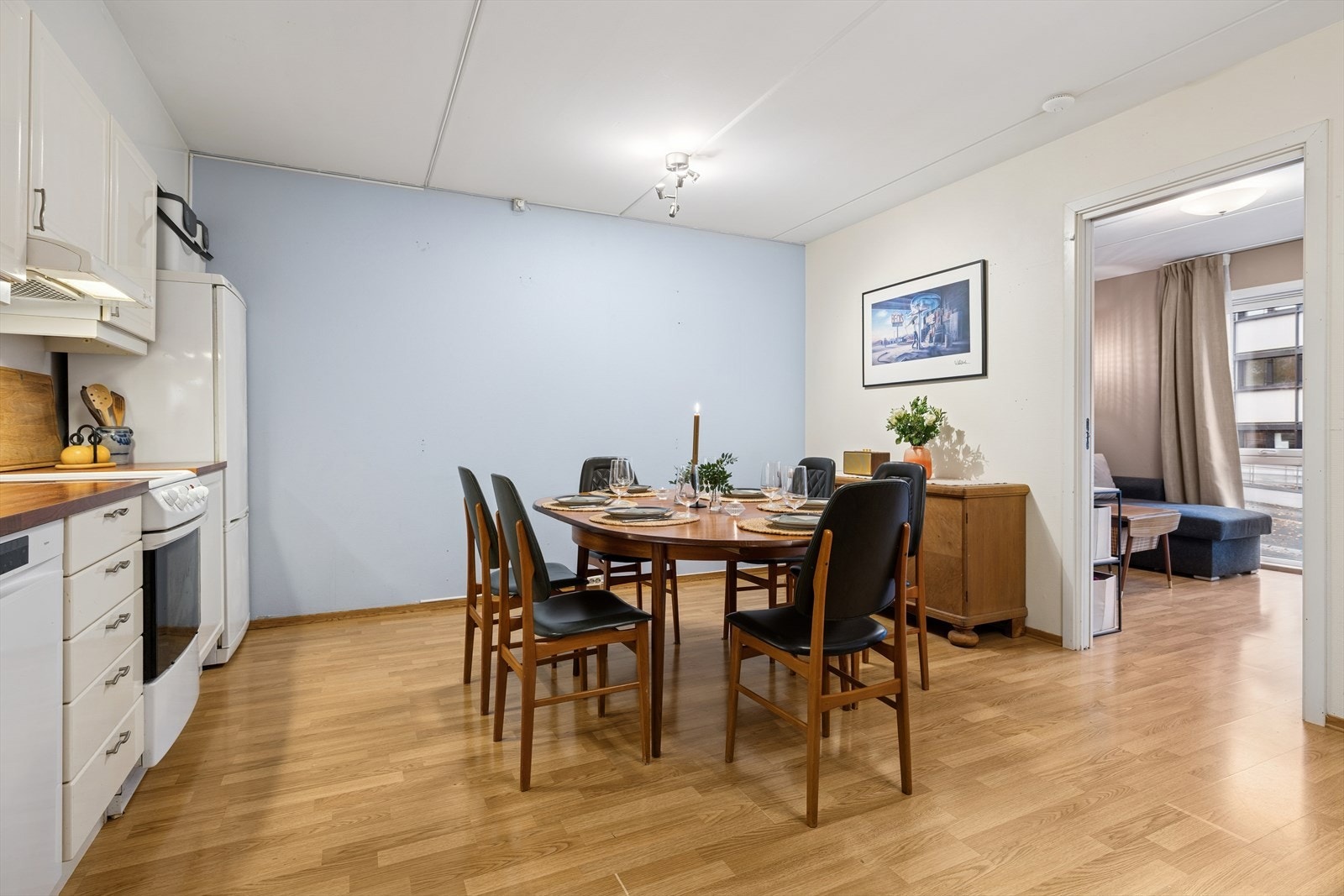 Romslig kjøkken med plass til stort spisebord midt i rommet. Galleribilde