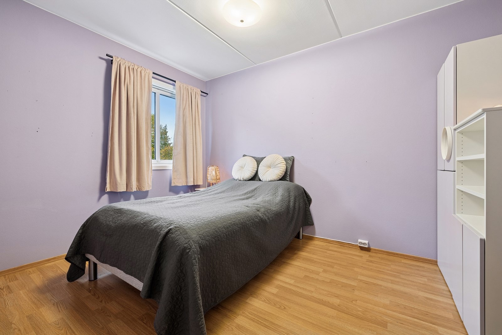 Leiligheten er innredet med ett romslig soverom. Galleribilde