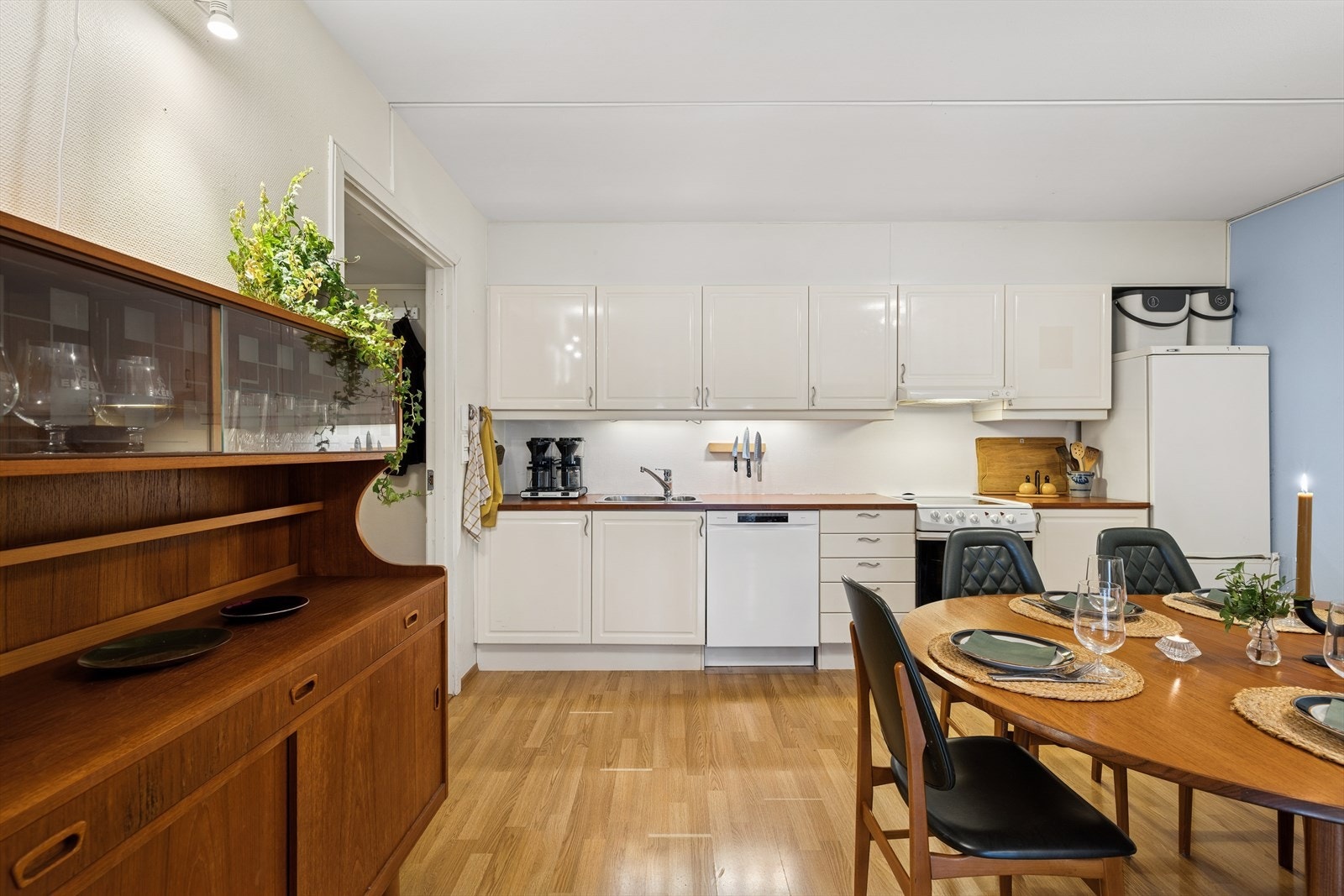 Kjøkkenet har godt med både skap- og benkeplass. Galleribilde