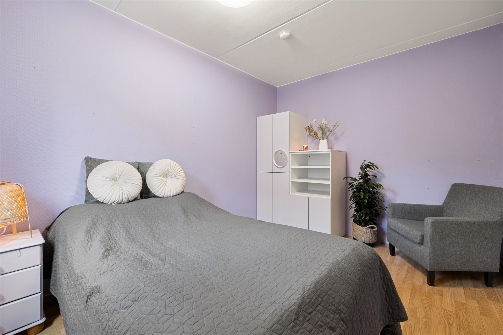 Her er det godt plass til å innrede med dobbeltseng, tilhørende møblement og garderobeskap. Galleribilde