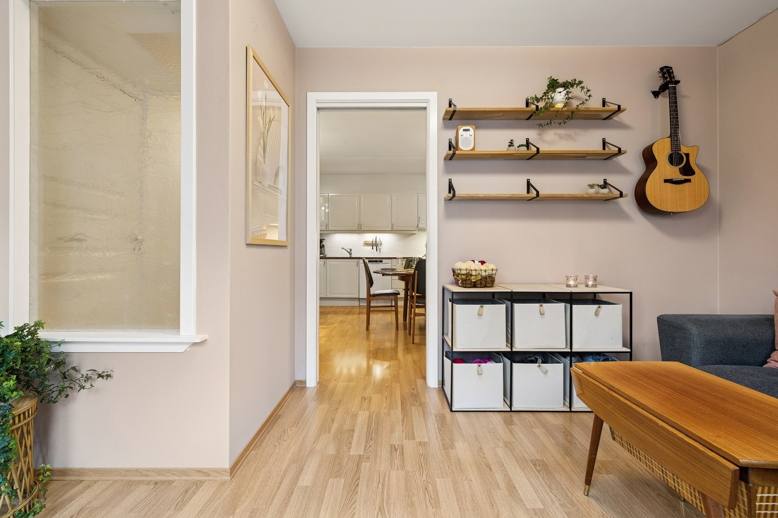 Stue og kjøkken er avdelt med en lettvegg som enkelt kan fjernes å åpne opp rommet igjen. Galleribilde