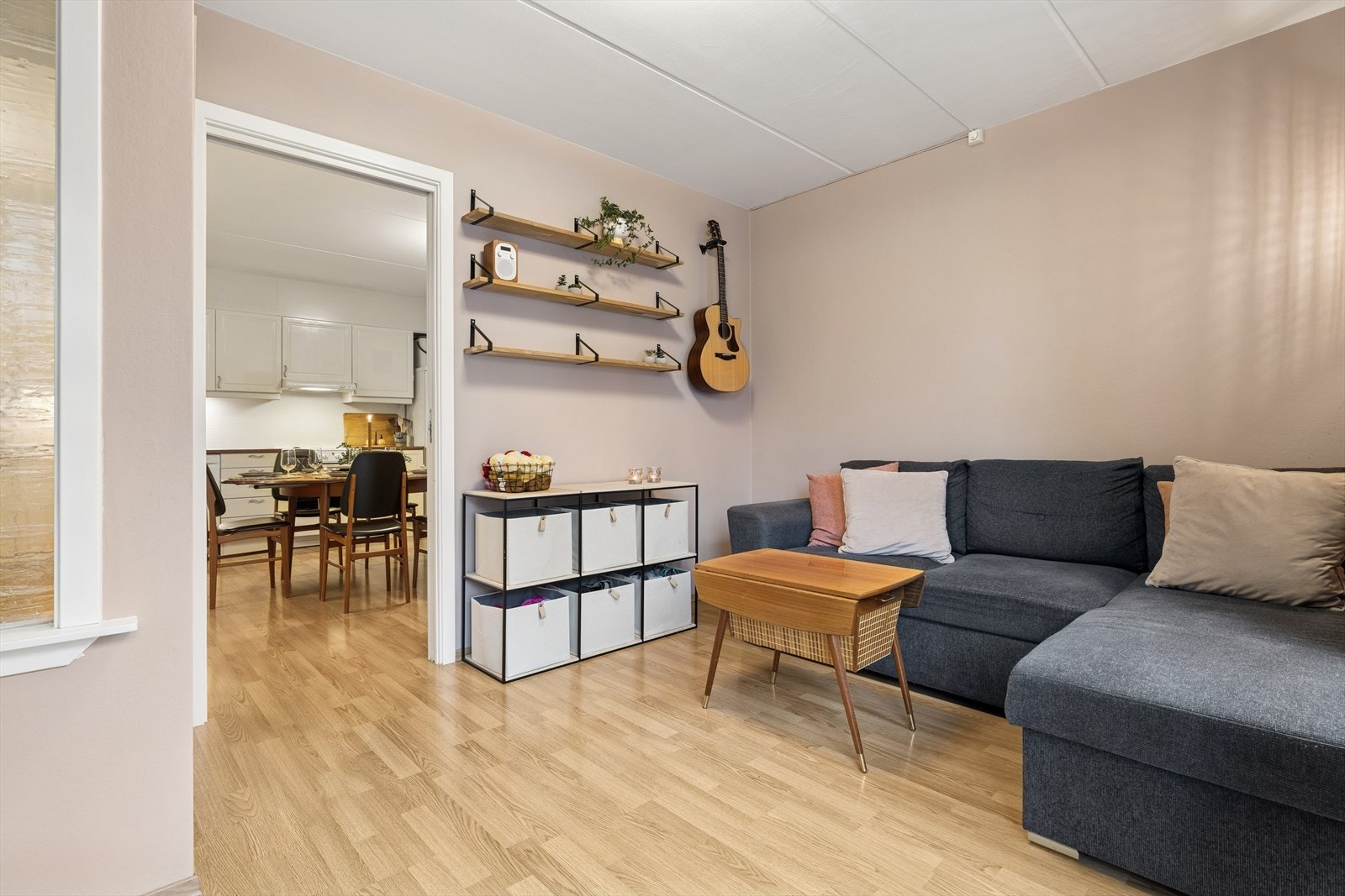 Stuen er møbleringsvennlig med plass til sofagruppe og TV-møblement. Galleribilde