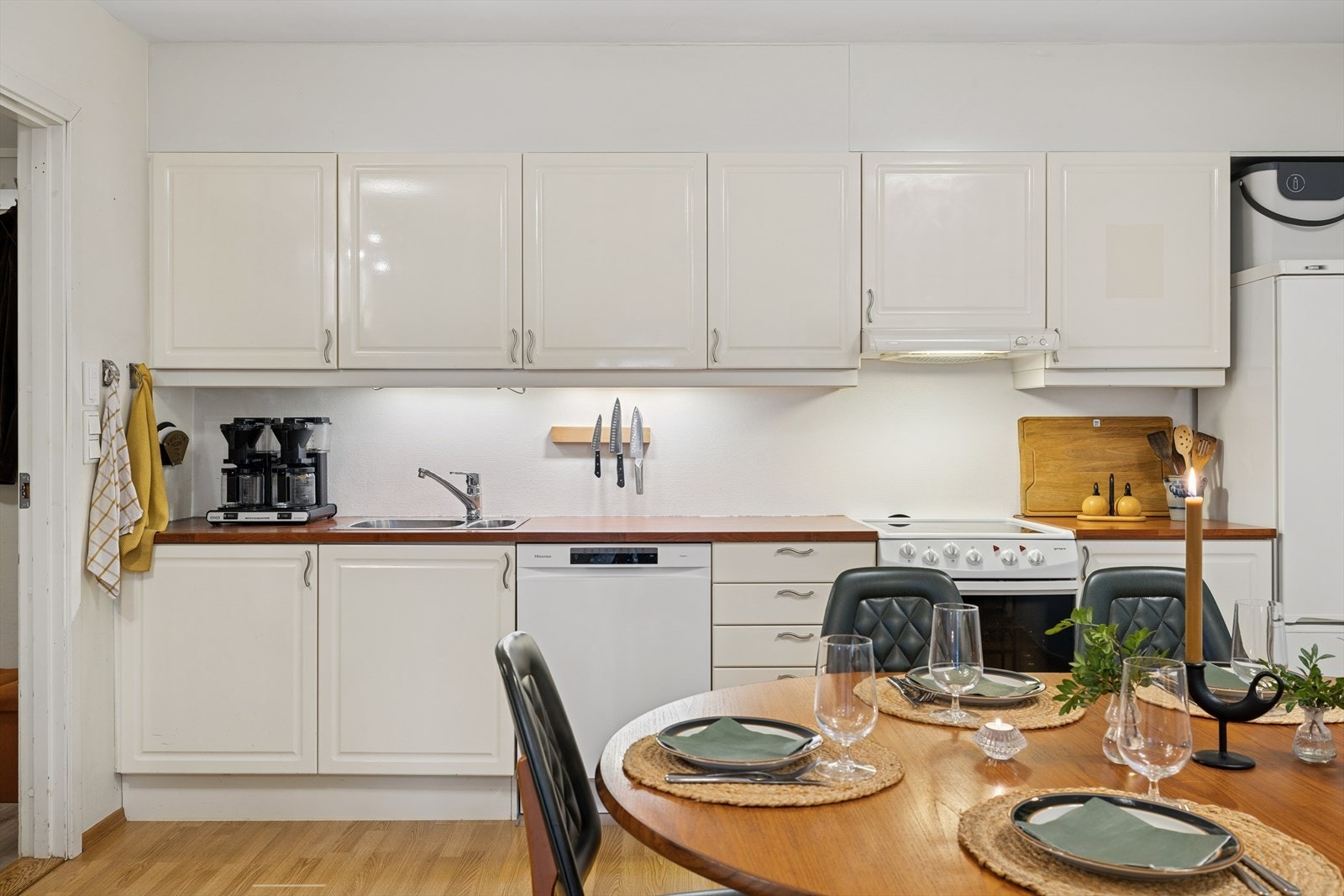 Innredning fra byggeåret med profilerte fronter, laminat benkeplate med nedfeltkum i rustfritt stål og blandebatteri i rustfritt stål. Galleribilde