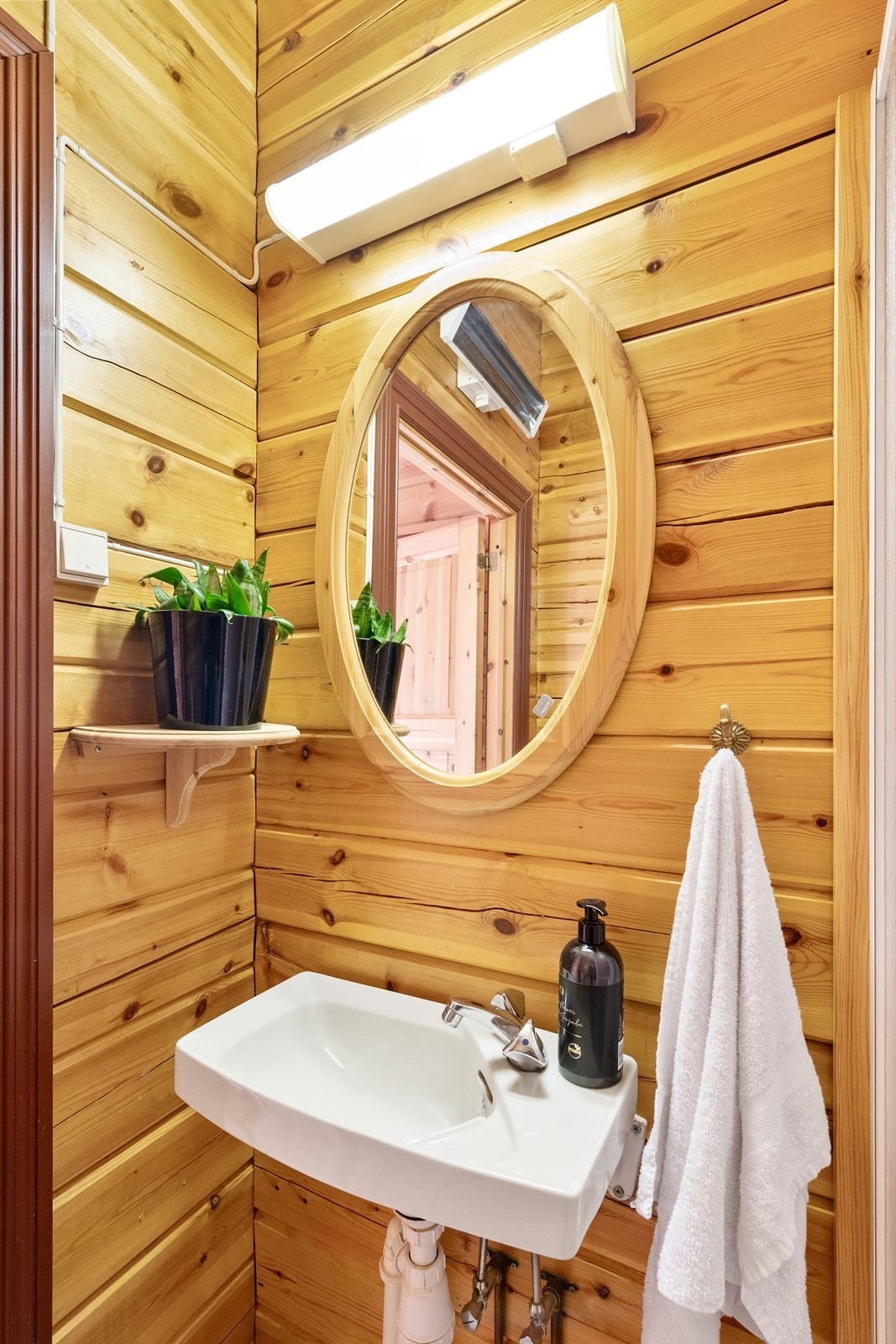 Servant på bad med speil og overlys over servant Galleribilde