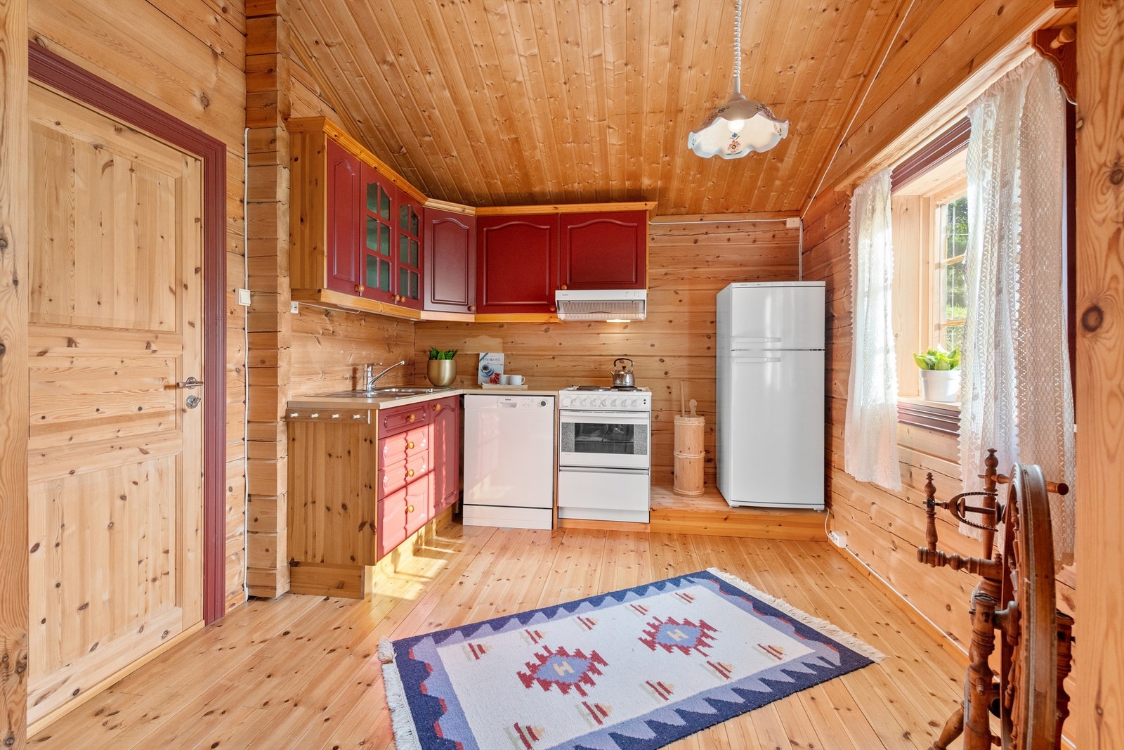 Kjøkken med plass til spisebord ved vindu om ønskelig Galleribilde