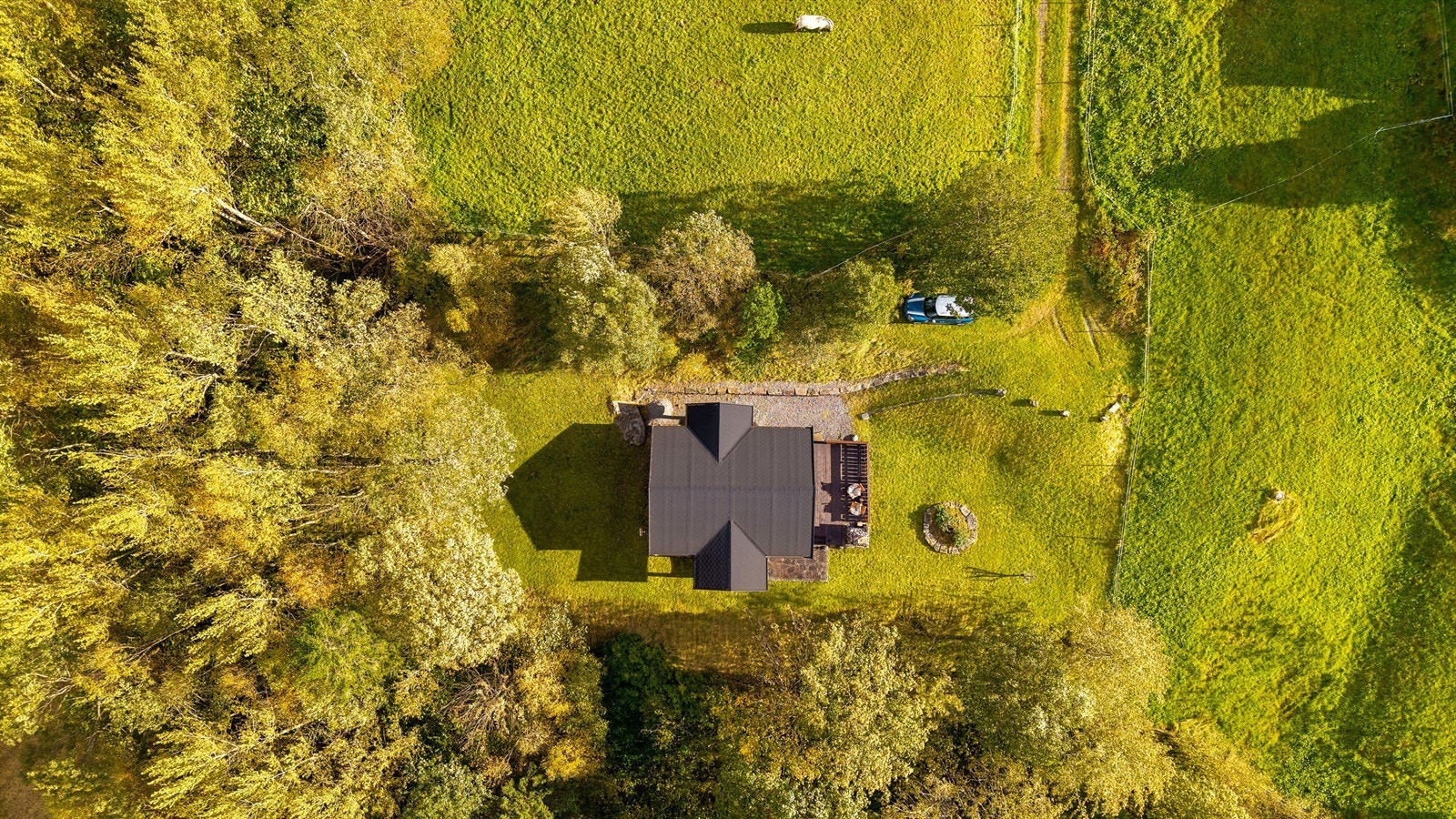 Dronebilde av eiendommen sett fra fugleperspektiv Galleribilde