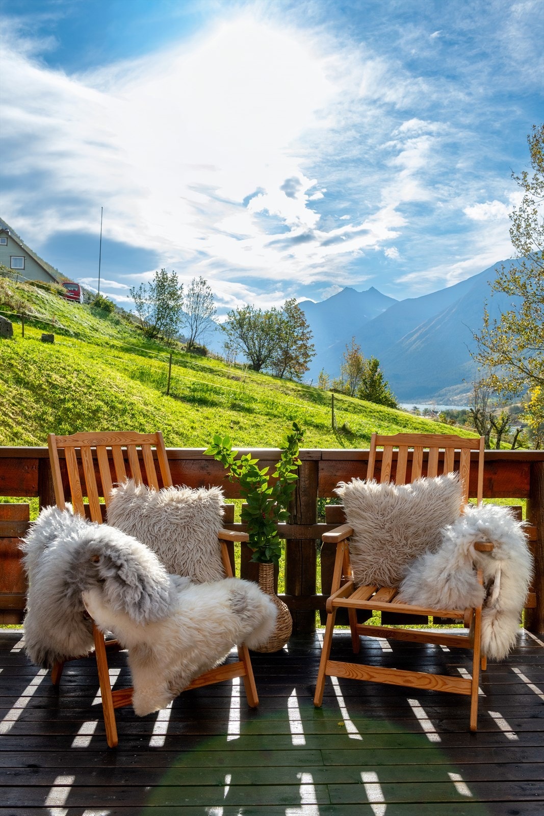 Terrasse med flott utsikt mot fjella Galleribilde