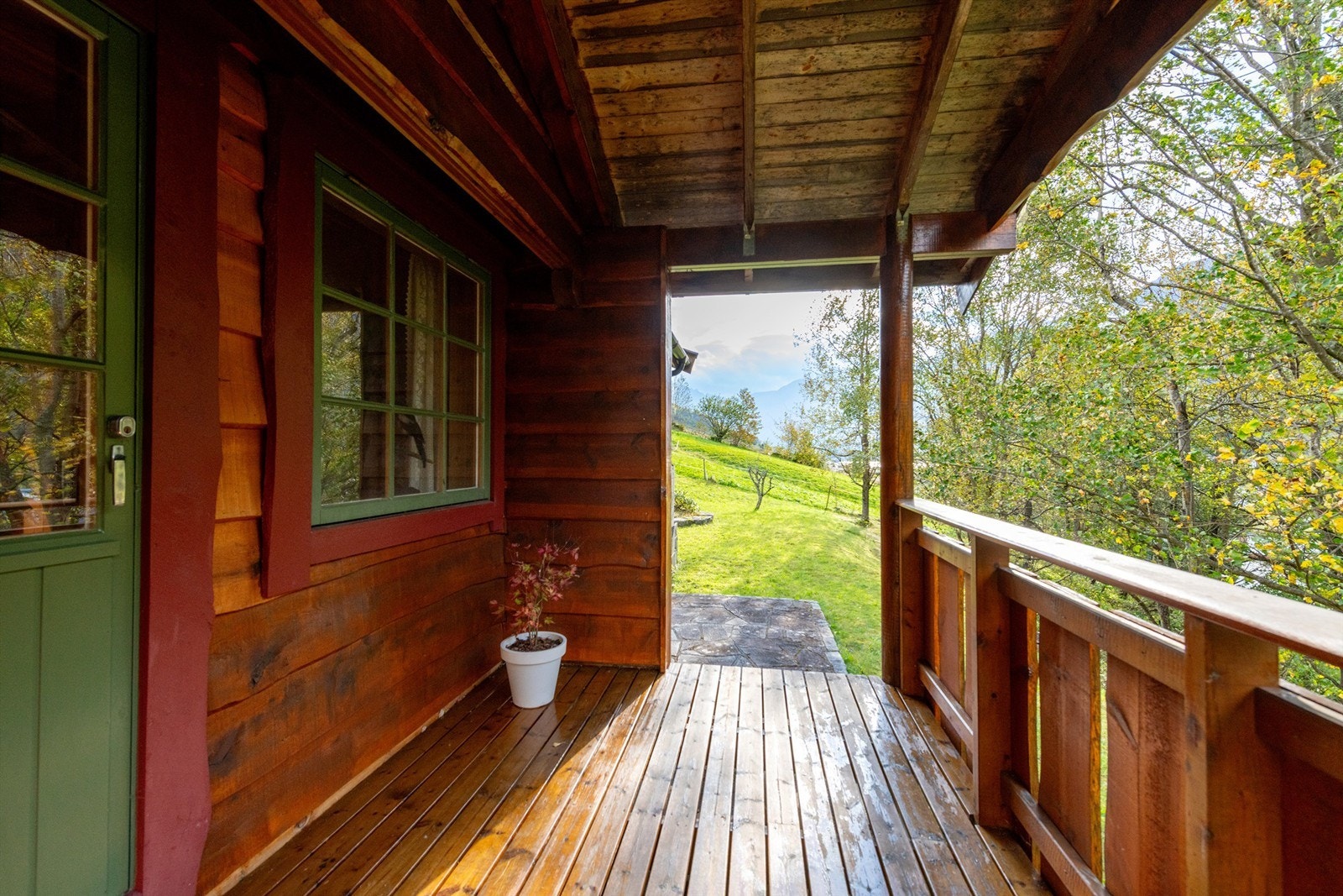 Overbygd balkong utenfor stue Galleribilde