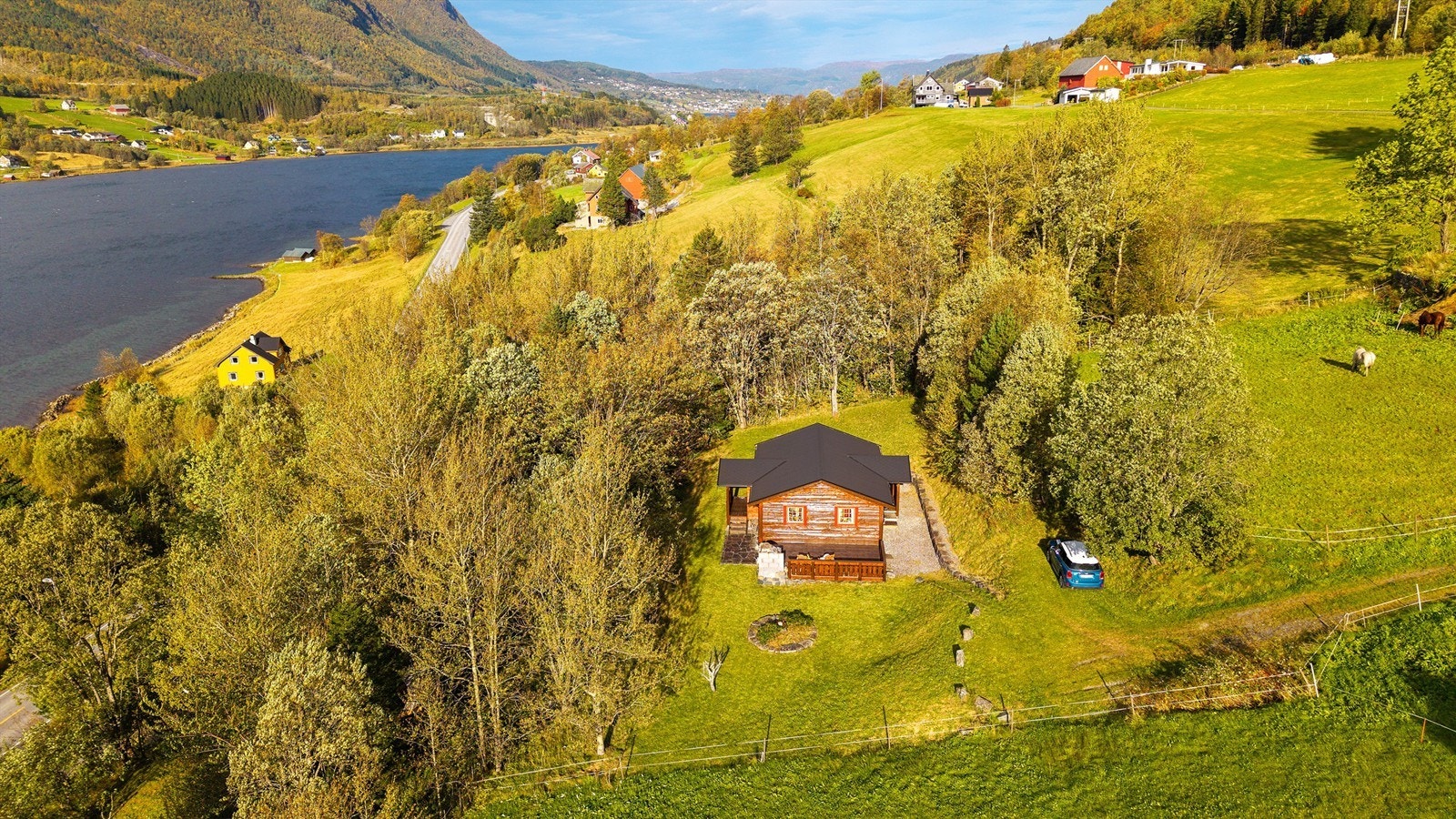 Droneblde av eiendommen og nærområdet Galleribilde
