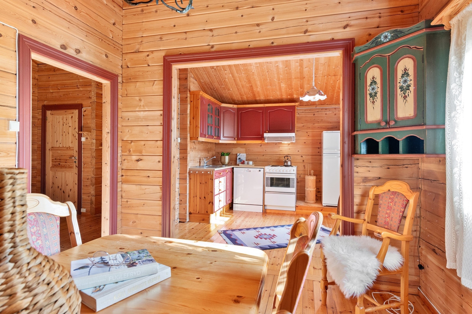 Fra spisestue mot kjøkken og stue Galleribilde