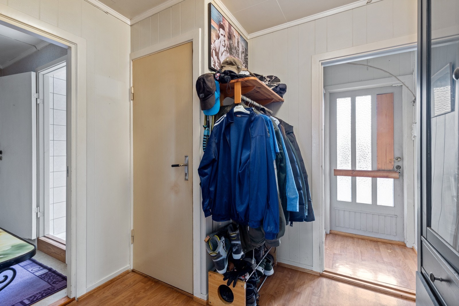 Plass til å henge av seg i gangen. Galleribilde