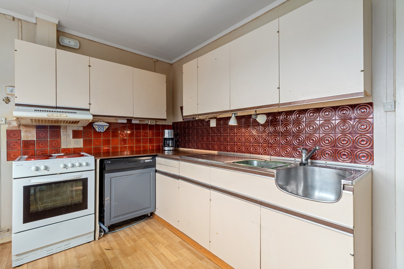 Glatt innredning med fliser over benk Galleribilde