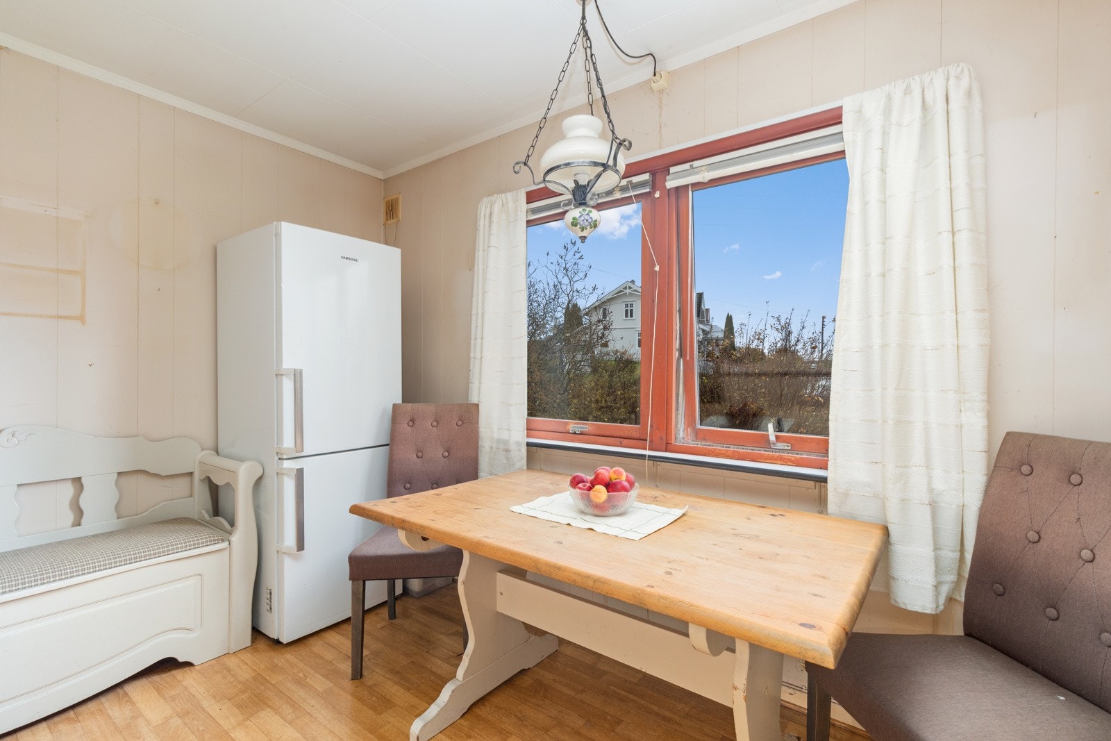 Spiseplass foran kjøkkenvinduet. Galleribilde