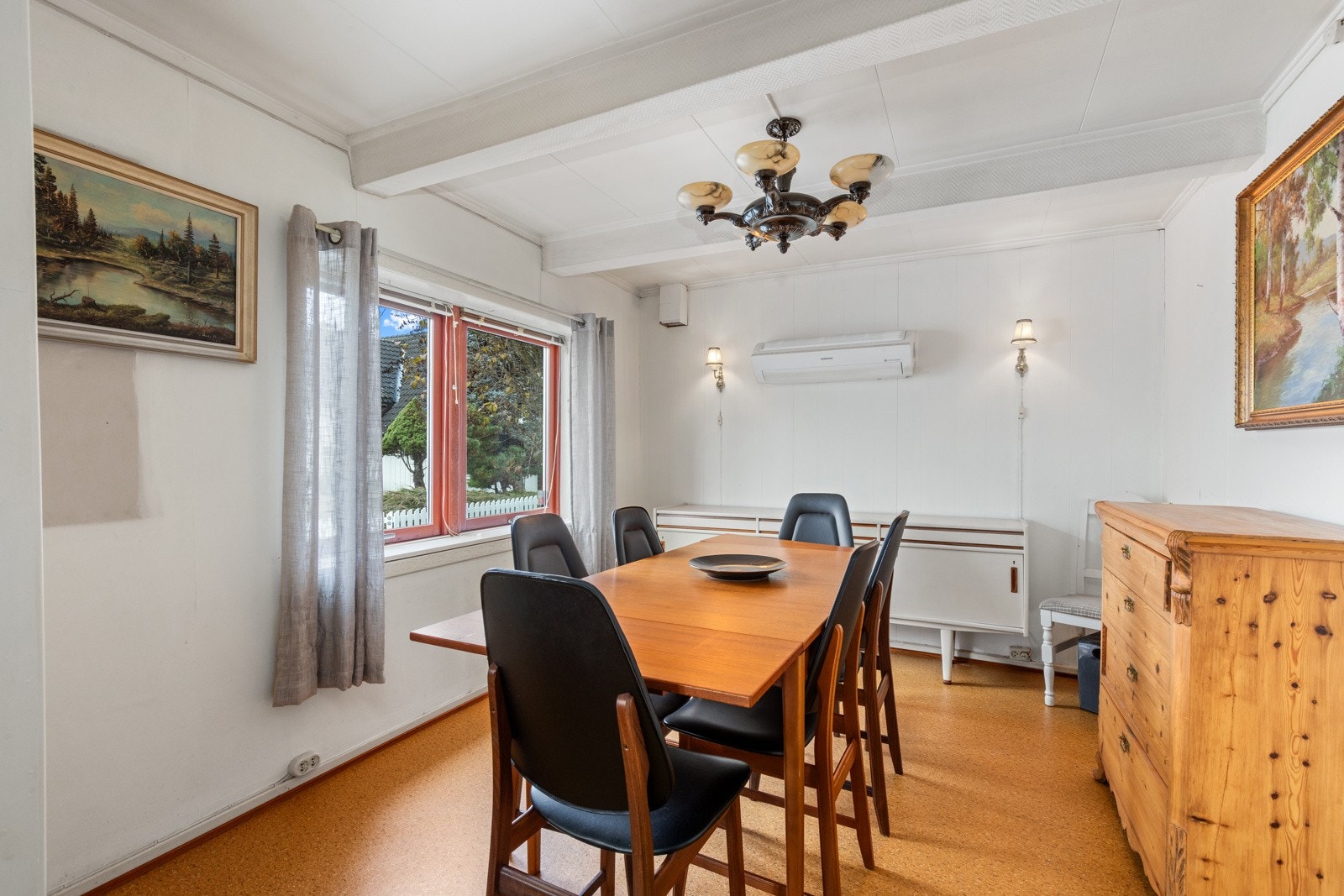 Spisestuen kan eventuelt deles av dersom man skulle trenge ekstra soverom Galleribilde