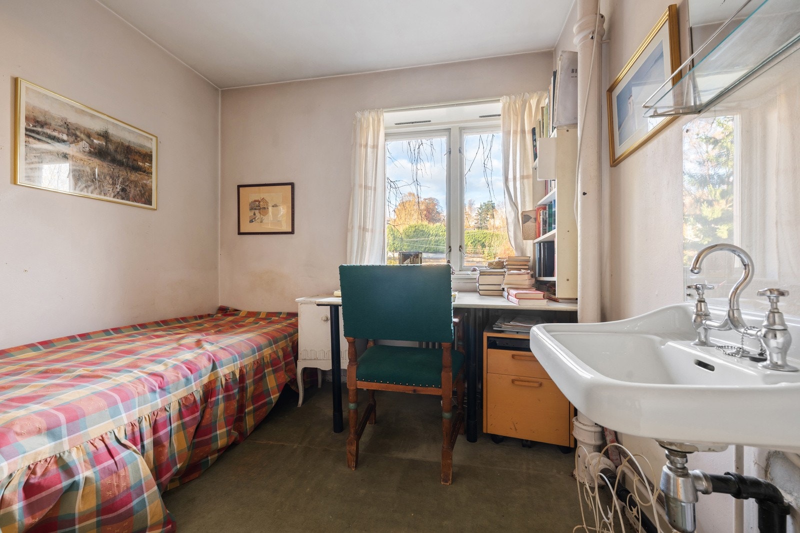 Her er det god plass til seng, pult, nattbord og kommode/klesskap.