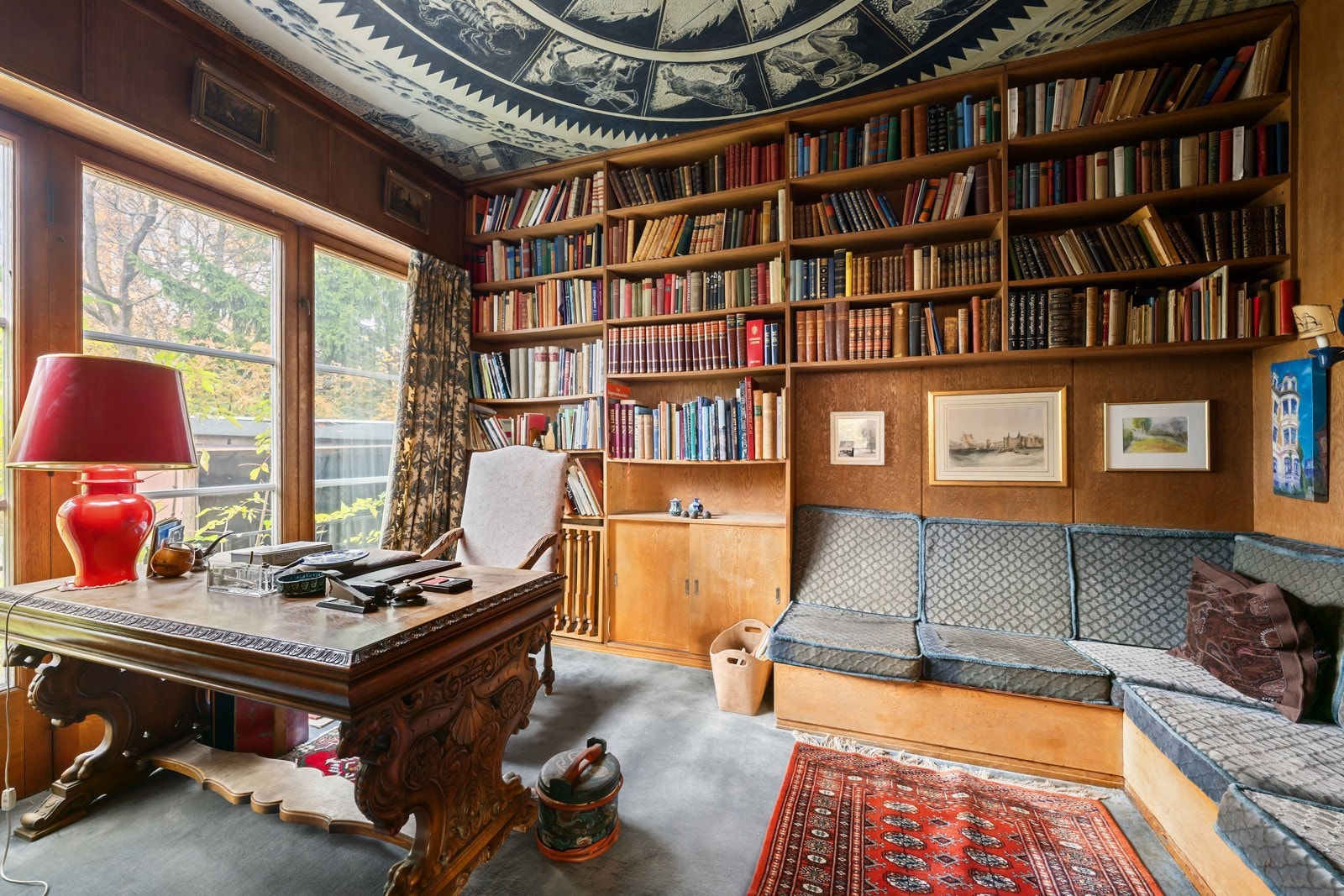 Rommet er innredet med plassbygd bokhylle med integrert sittebenk, og har god plass til kontorpult og kommode.