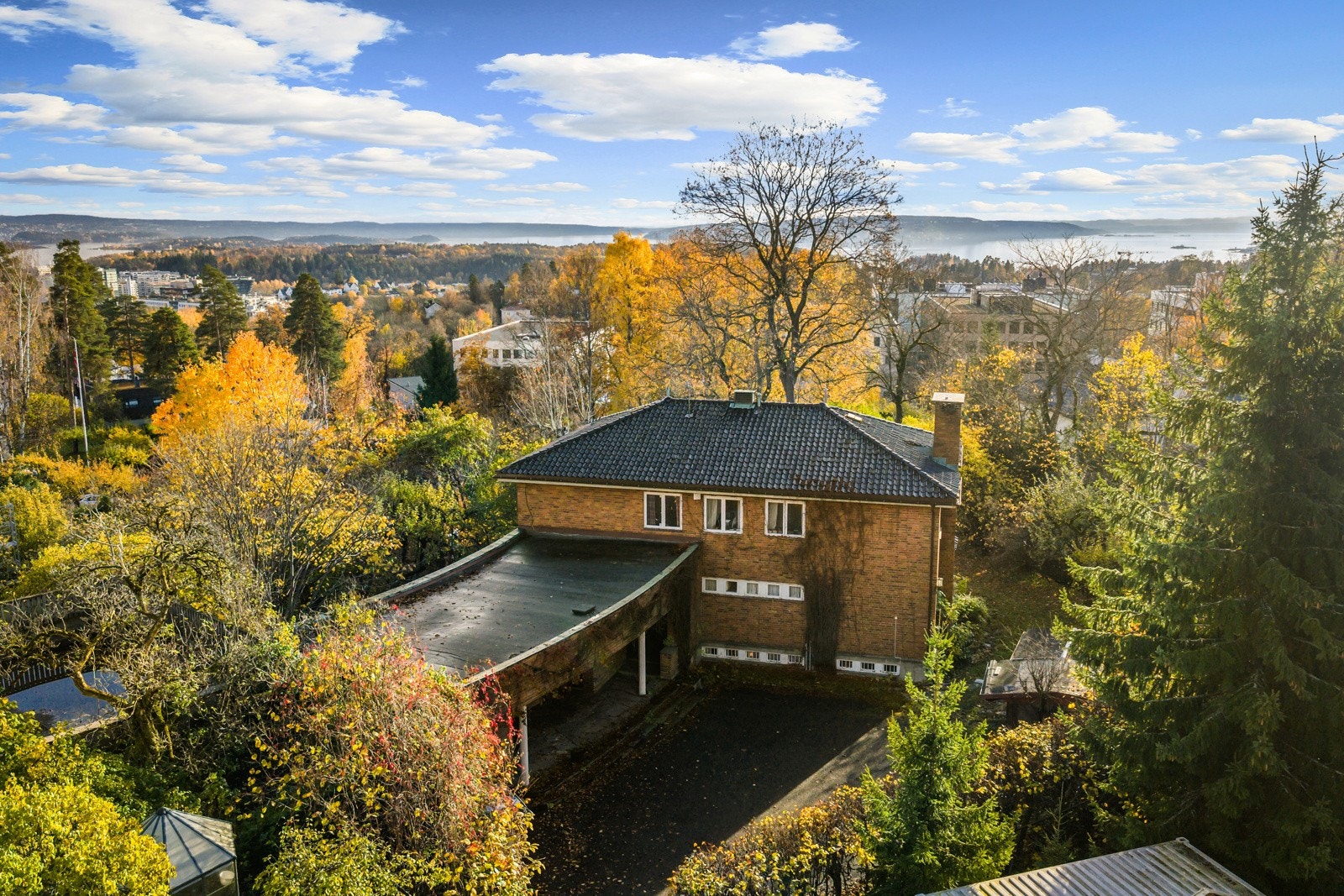 Boligen har en klassisk og elegant fasade, fordelt over tre romslige etasjer med utallige bruksmuligheter.
