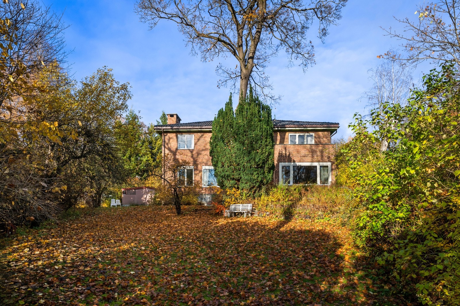 Boligen ligger på en stor usjenert, tomt på over 1,6 mål med en vakker hage.