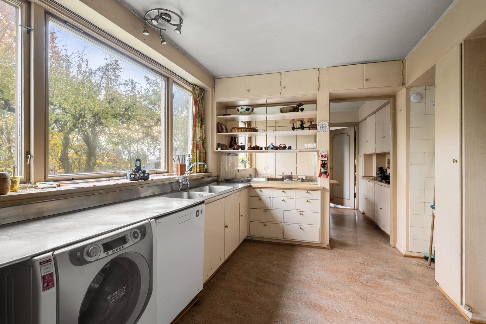 Kjøkkenet er utstyrt med komfyr med ventilator over, kjøl/frys, samt opplegg for både oppvaskmaskin og vaskemaskin under benkeplaten.