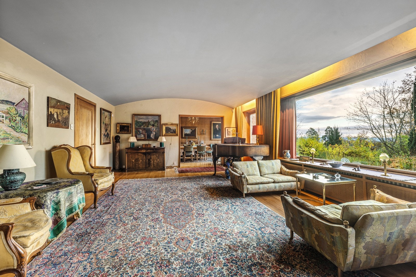 Stor stue med gode møbleringsmuligheter over flere soner.